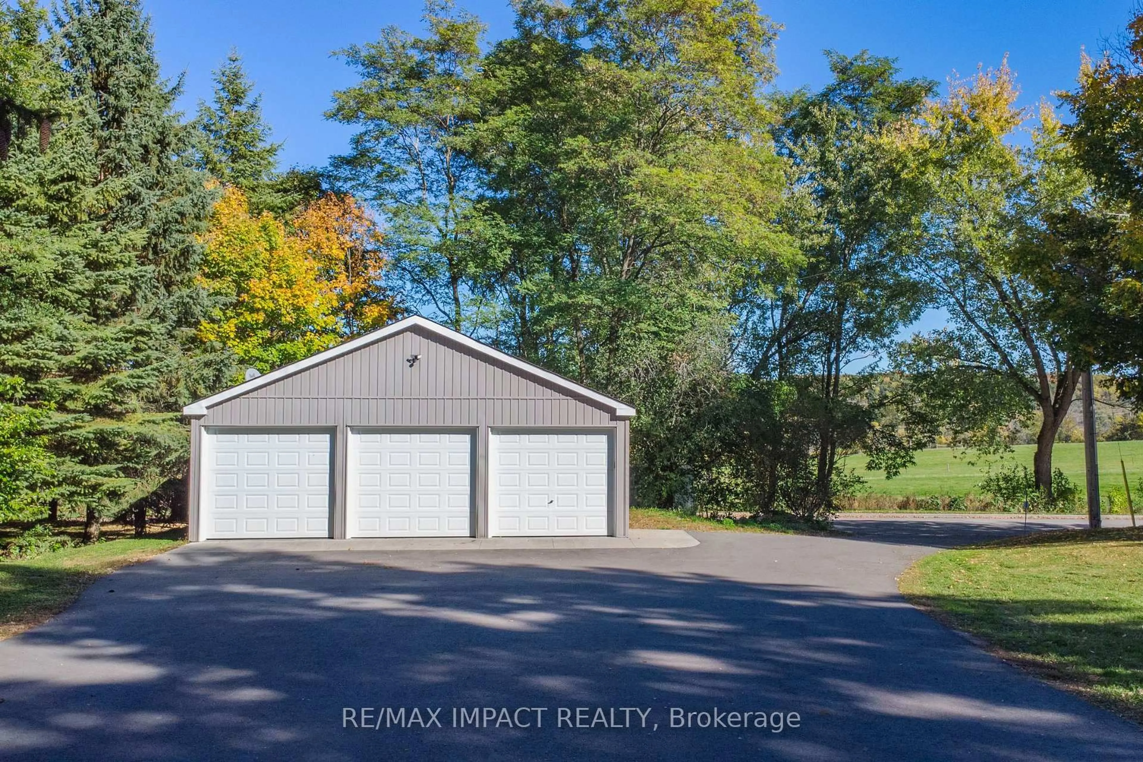 Indoor garage for 5176 Kelly Rd, Hamilton Township Ontario K0K 2E0