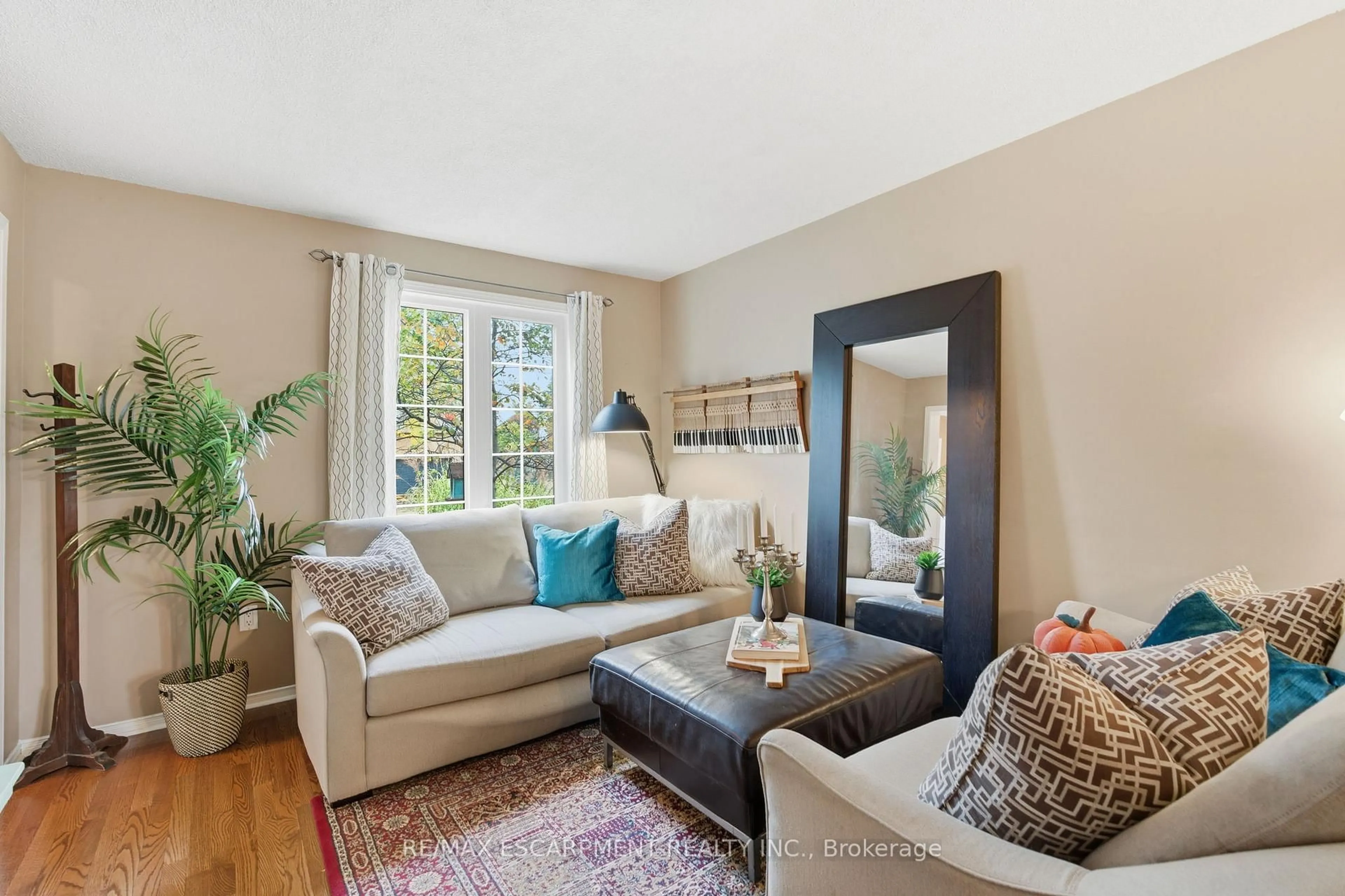 Living room with furniture, unknown for 113 Brian Blvd, Hamilton Ontario L8B 0C8