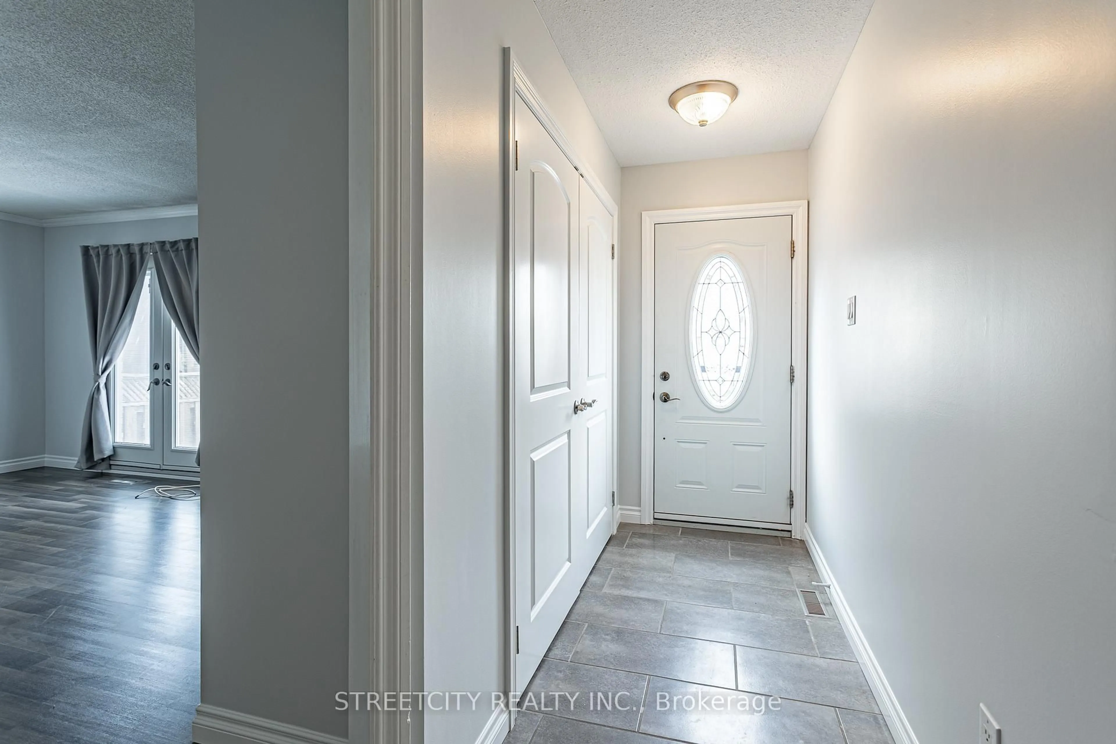 Indoor entryway for 359 Evergalde Cres #35, London North Ontario N6H 4M8