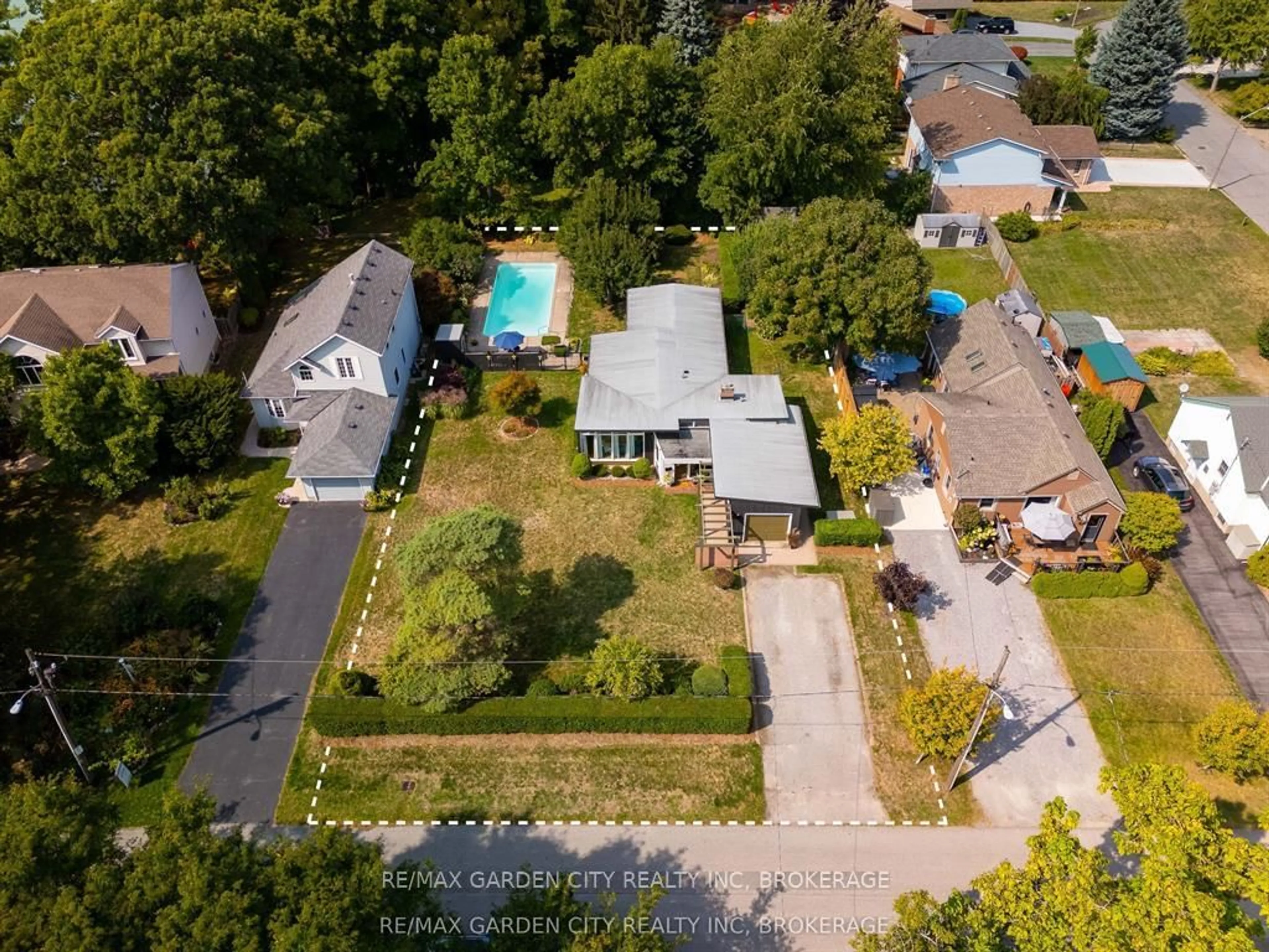A pic from outside/outdoor area/front of a property/back of a property/a pic from drone, street for 46 HENLEY Dr, St. Catharines Ontario L2N 4A9