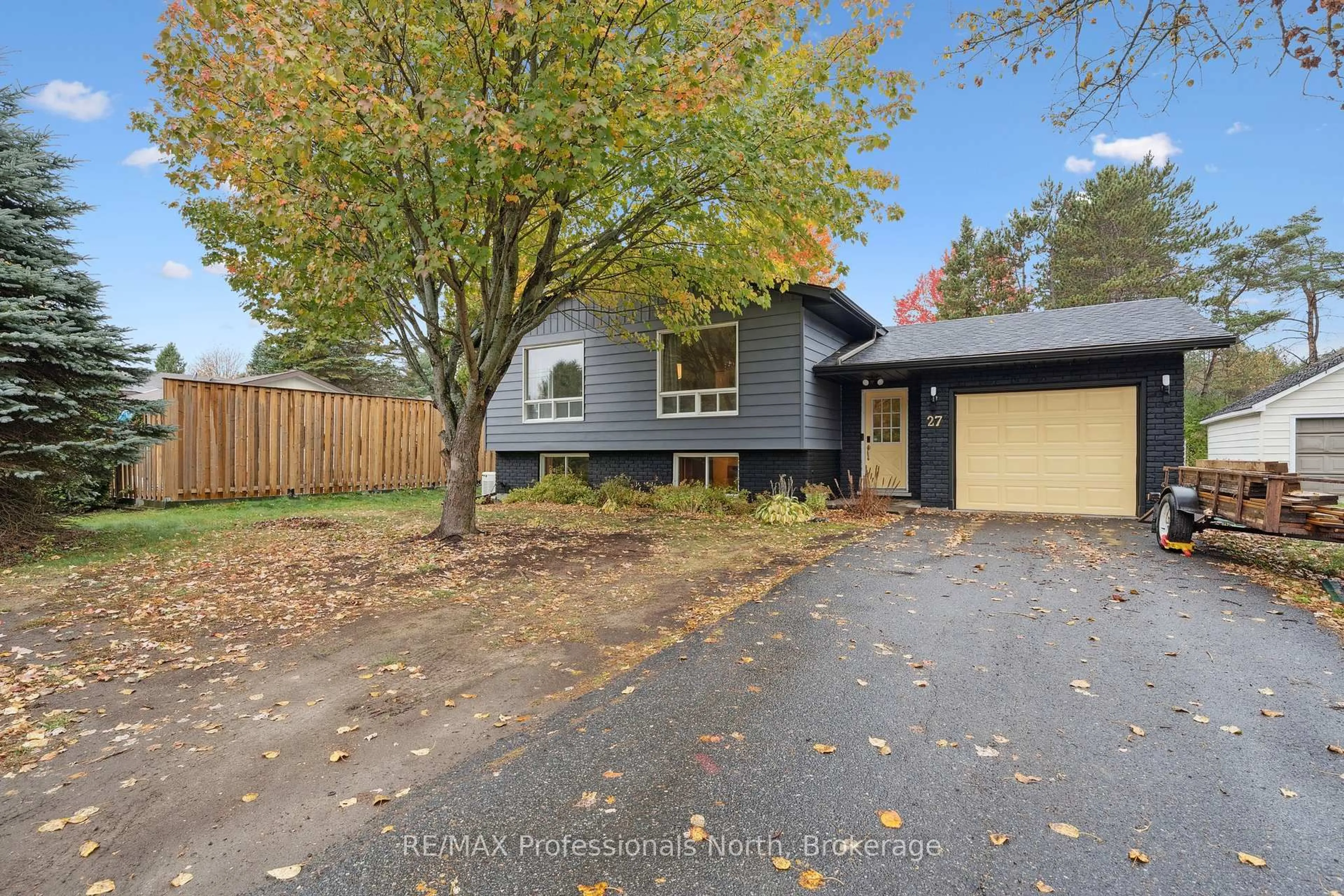 A pic from outside/outdoor area/front of a property/back of a property/a pic from drone, street for 27 GOULDIE St, Huntsville Ontario P1H 1M5