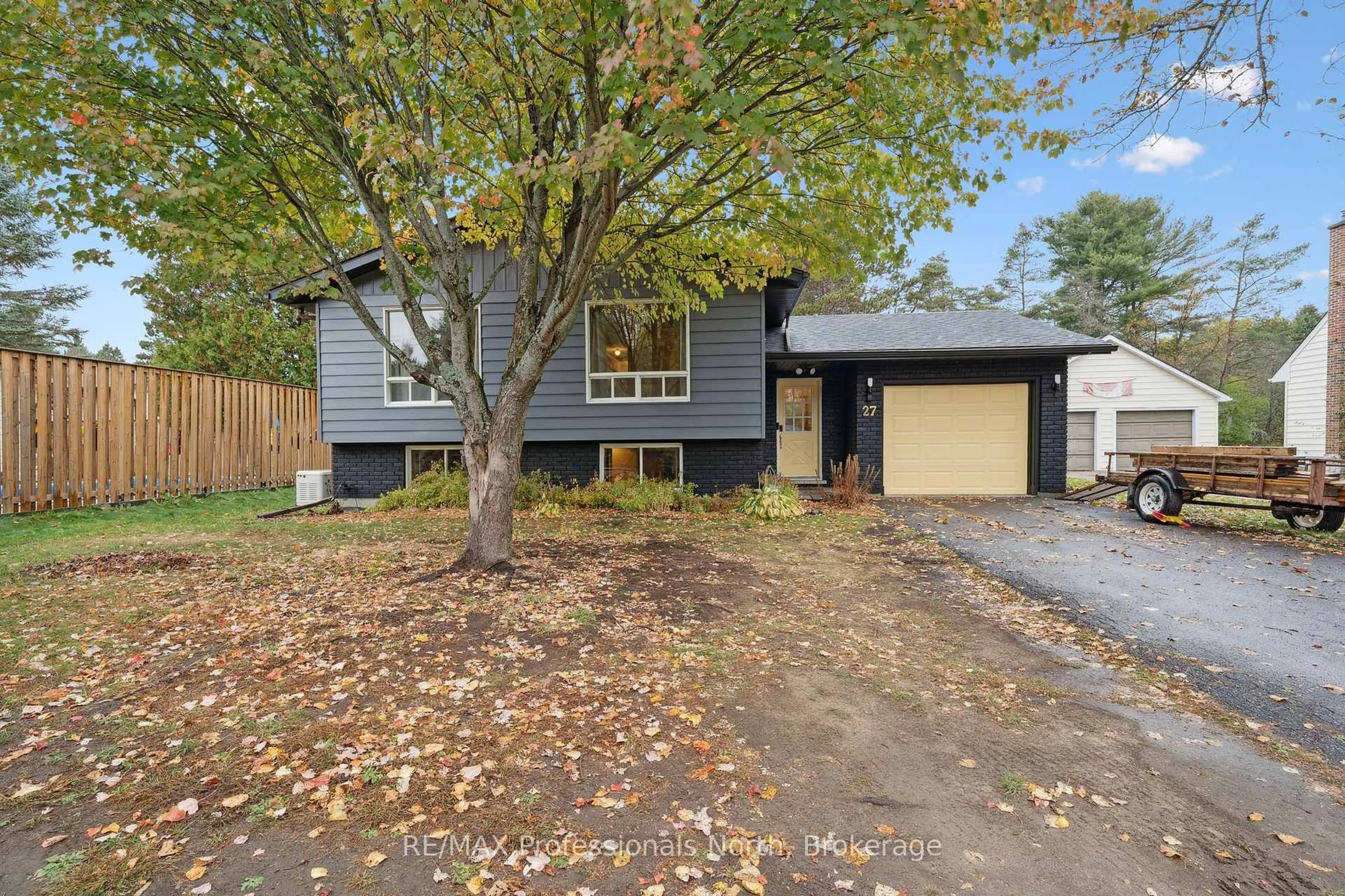 Home with vinyl exterior material, street for 27 GOULDIE St, Huntsville Ontario P1H 1M5