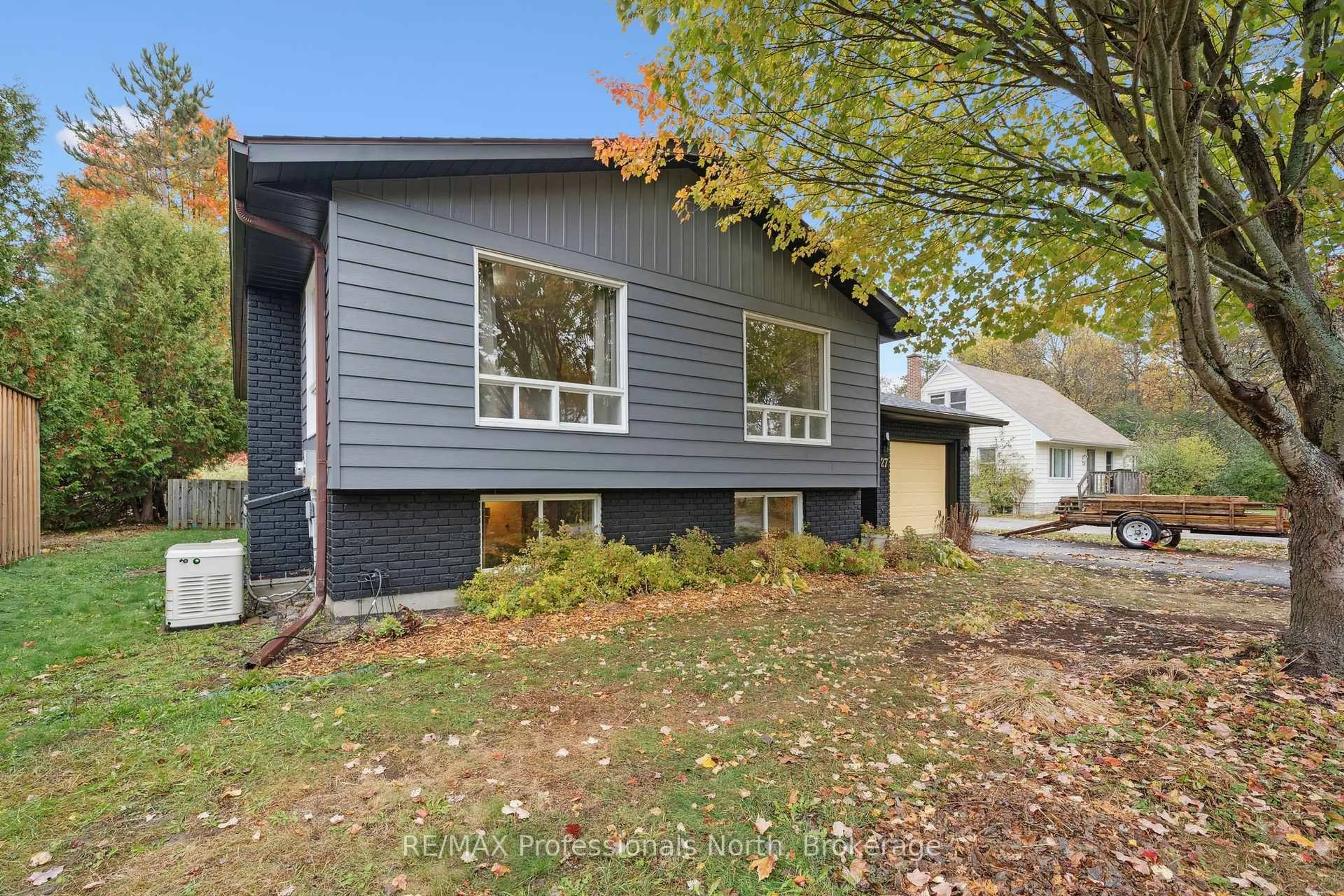 Home with vinyl exterior material, street for 27 GOULDIE St, Huntsville Ontario P1H 1M5