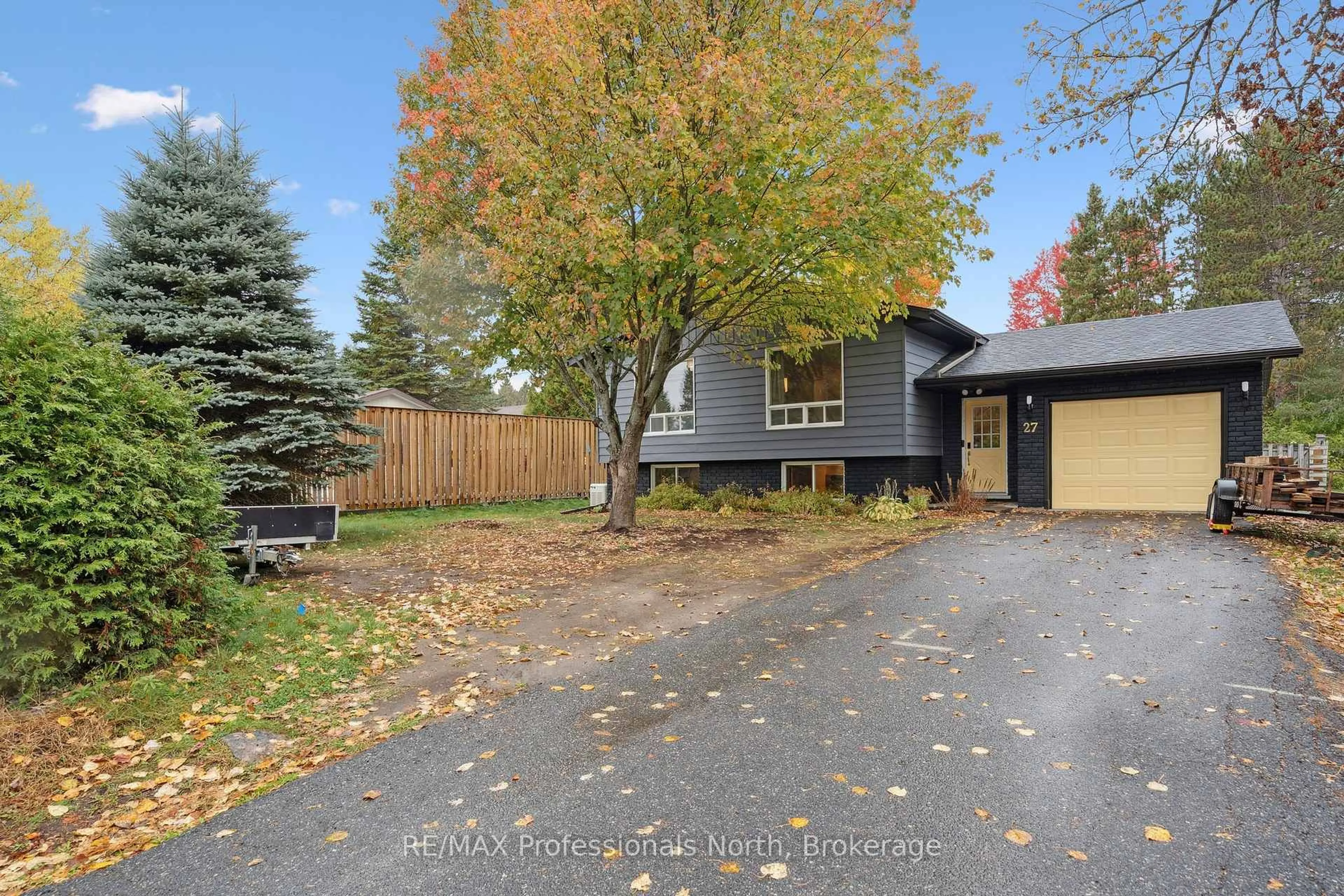 A pic from outside/outdoor area/front of a property/back of a property/a pic from drone, street for 27 GOULDIE St, Huntsville Ontario P1H 1M5
