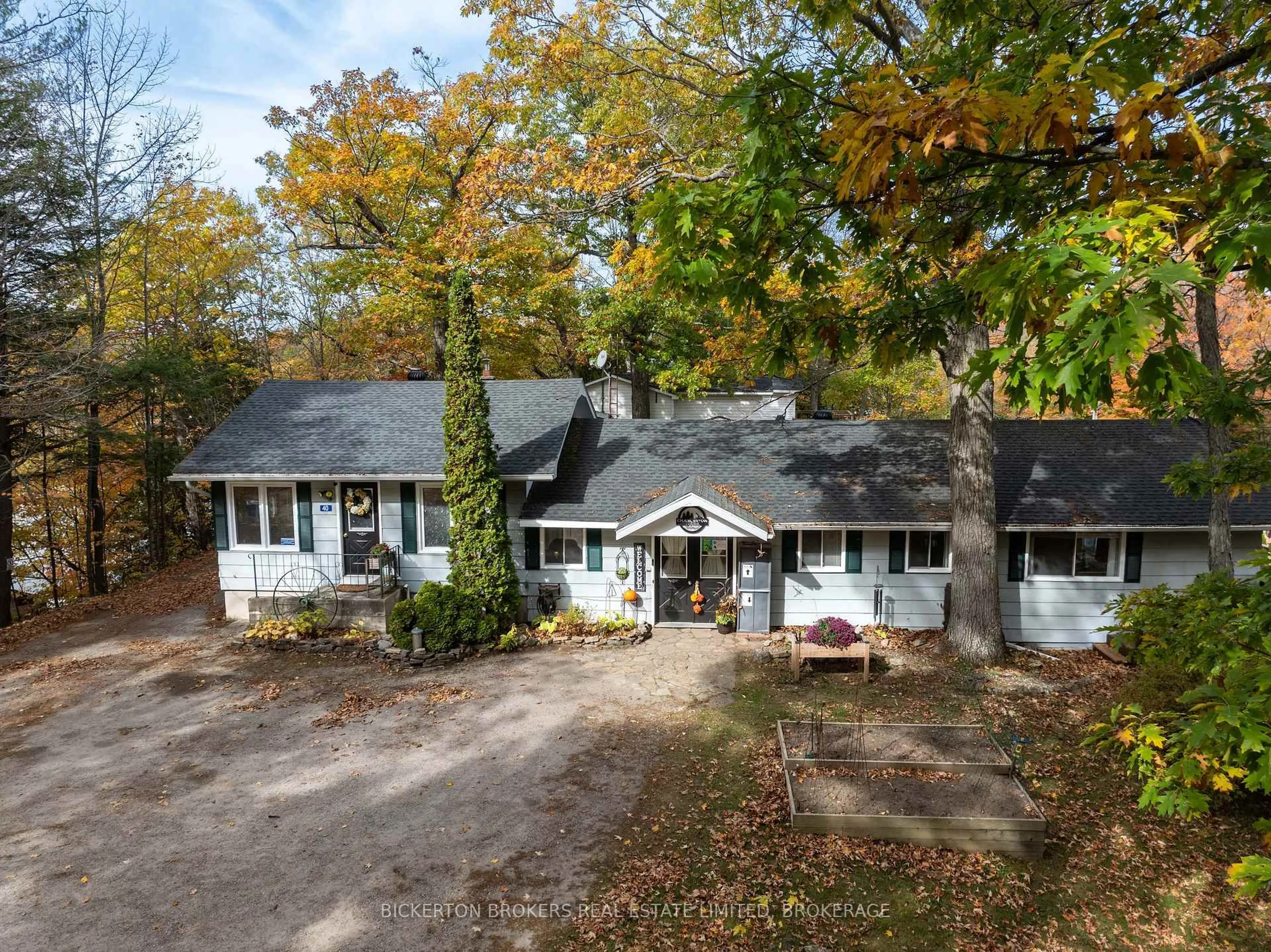 A pic from outside/outdoor area/front of a property/back of a property/a pic from drone, street for 40 Greer Point Lane, Front of Leeds & Seeleys Bay Ontario K0E 1L0