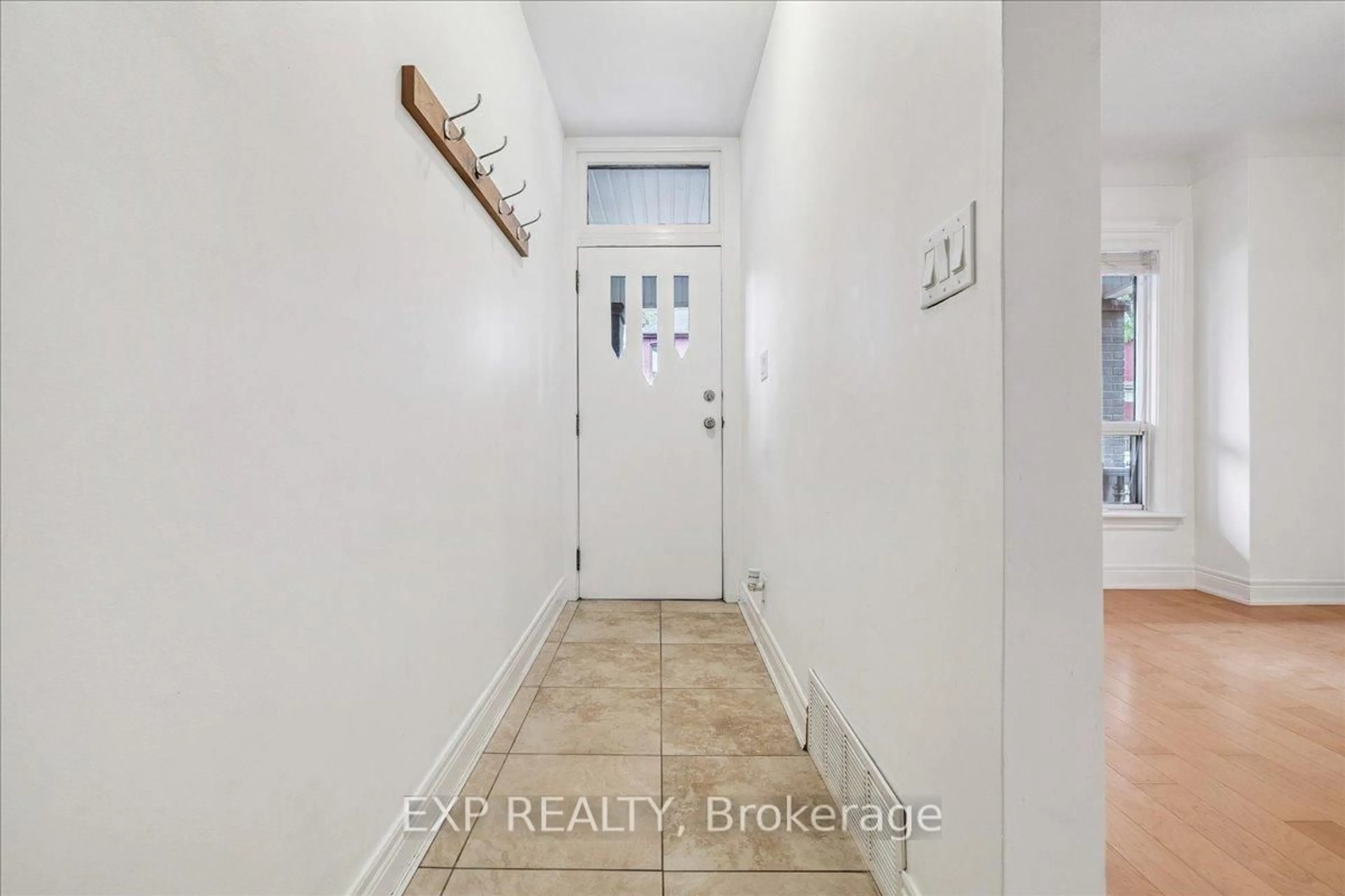 Indoor entryway for 29 Case St, Hamilton Ontario L8L 3G6