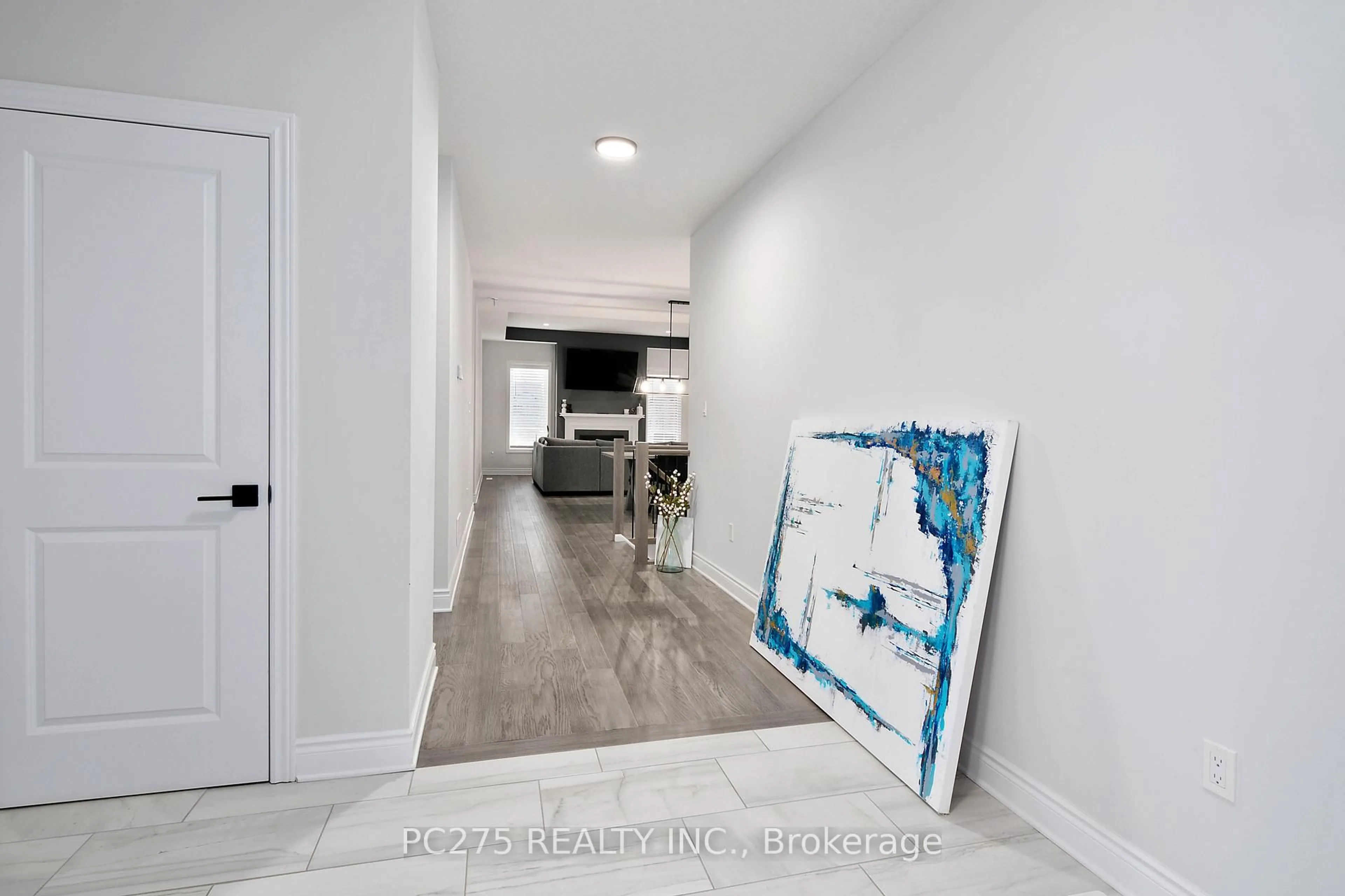 Indoor entryway for 2022 UPPERPOINT Blvd #10, London South Ontario N6K 4M9