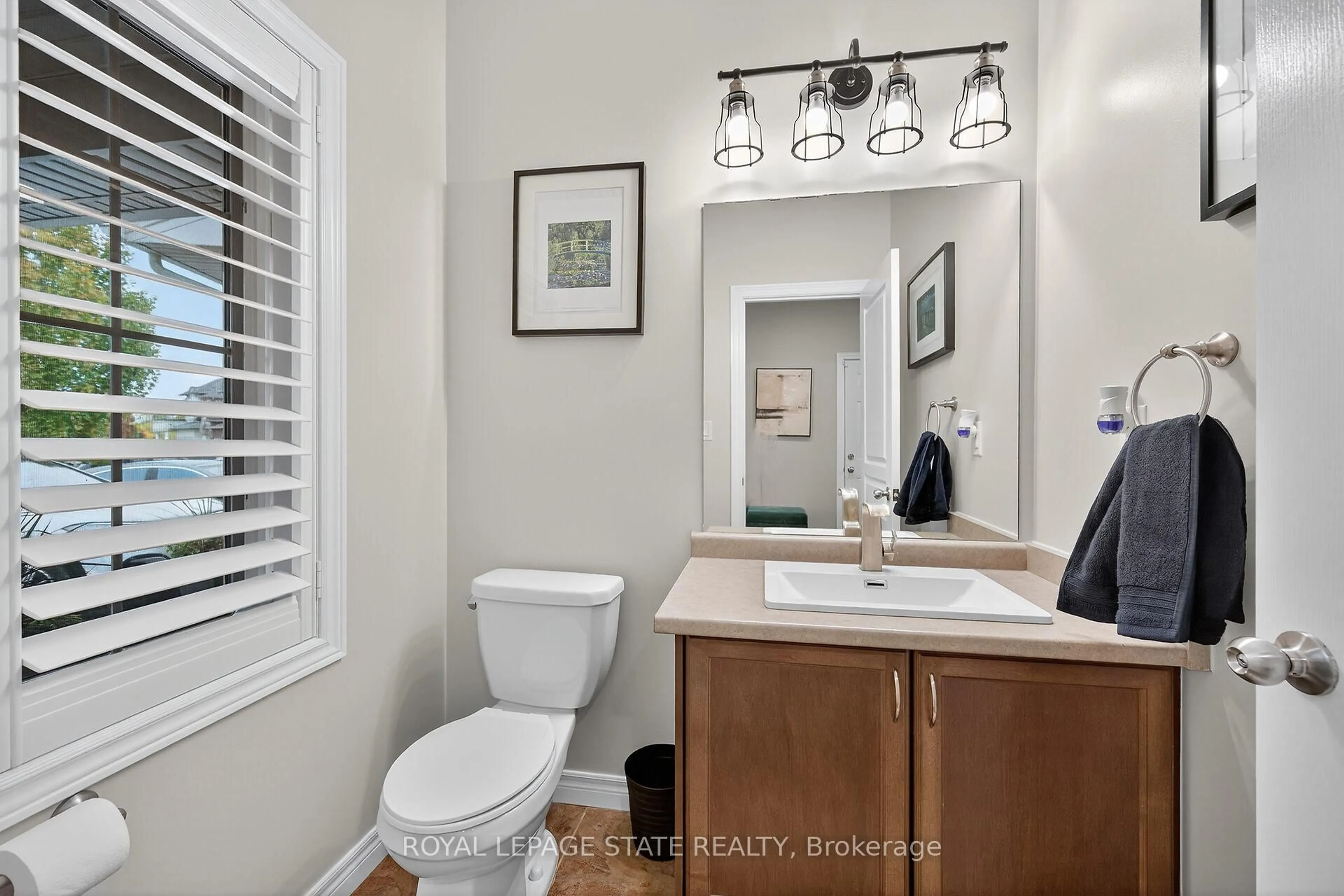 Standard bathroom, ceramic/tile floor for 181 Springview Dr, Hamilton Ontario L8B 0V9