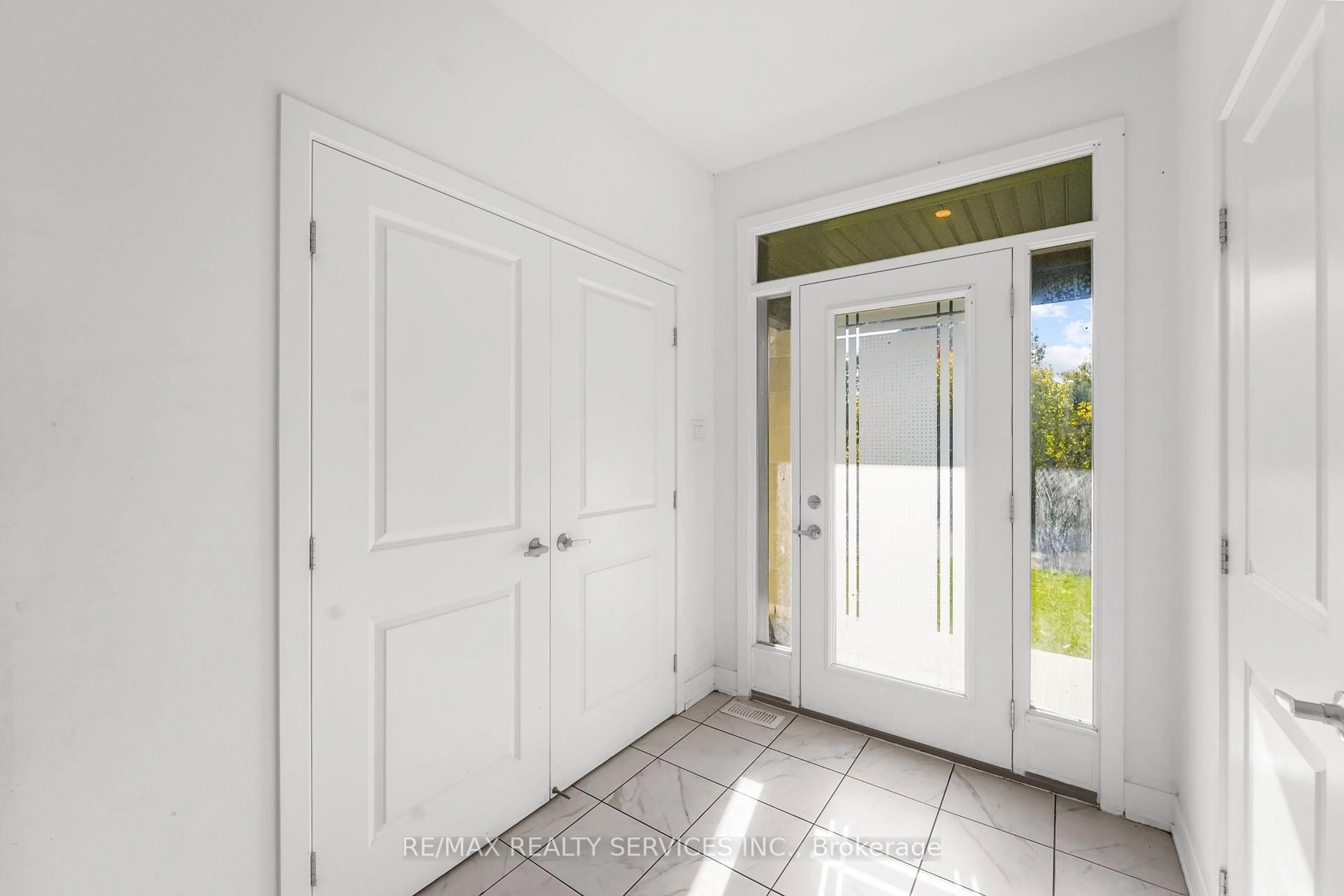 Indoor entryway for 51 Moosonee Cres, Ottawa Ontario K4M 0M1