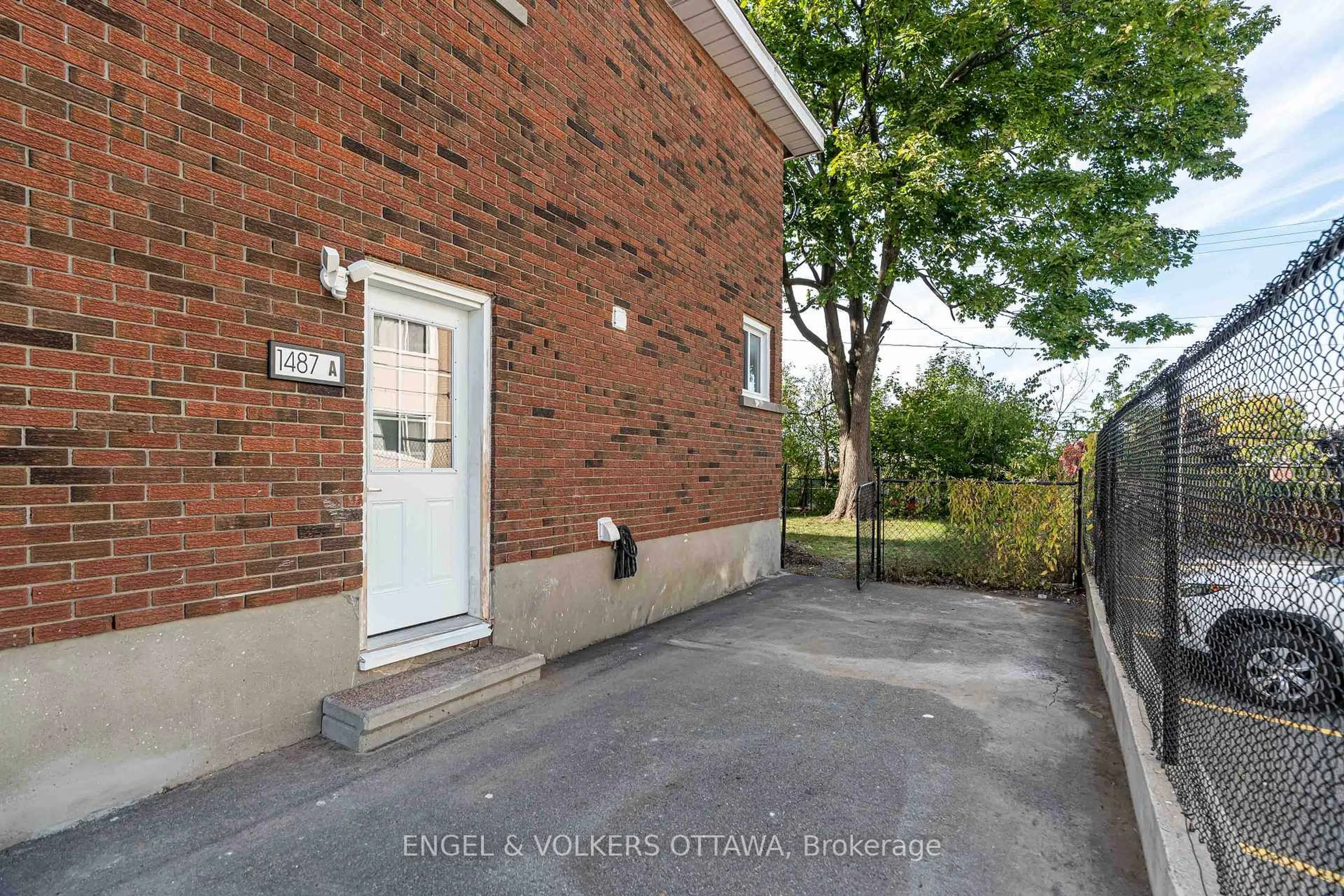 Patio, street for 1487 Morisset Ave, Ottawa Ontario K1Z 8H2