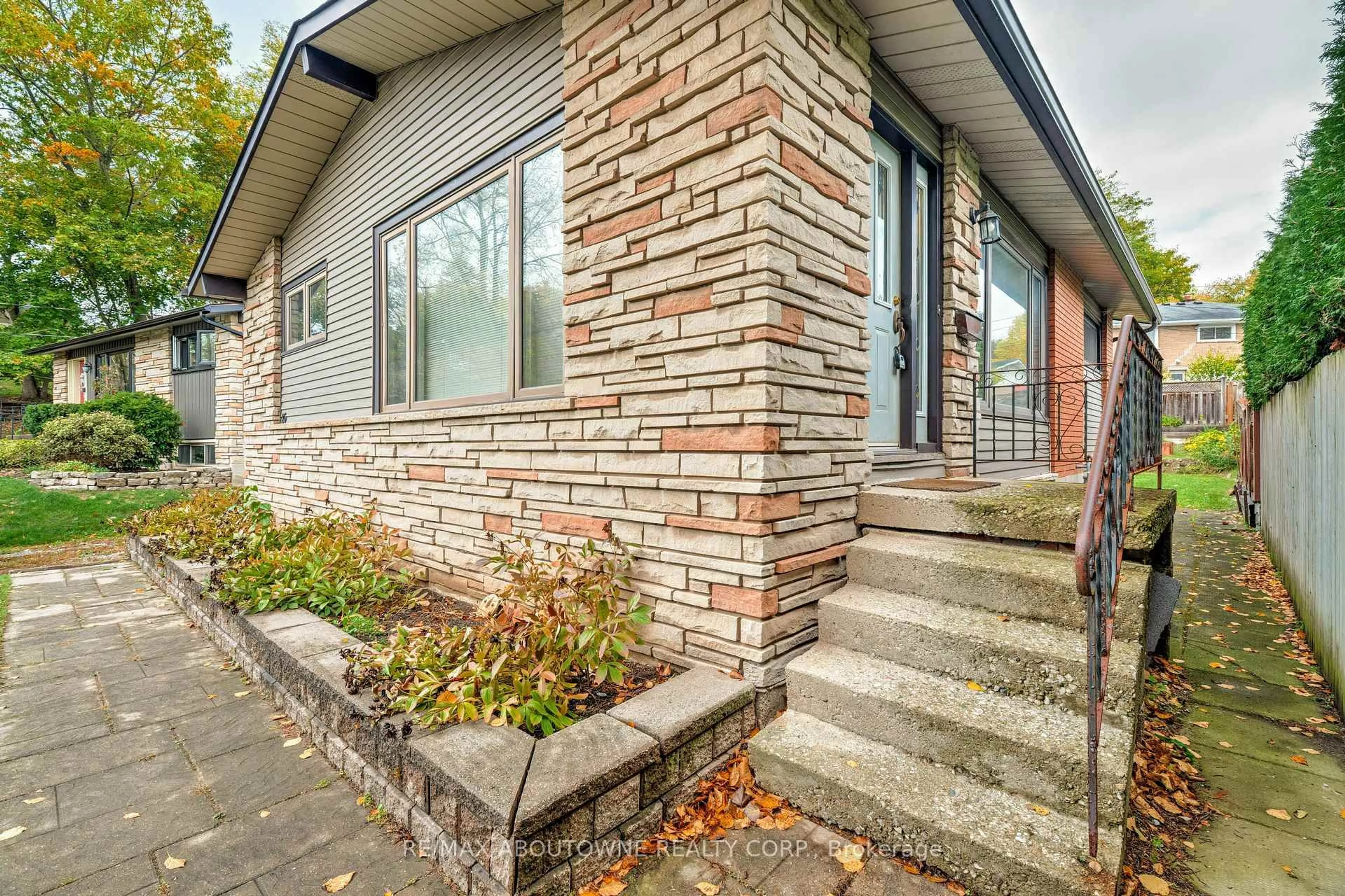 Home with brick exterior material, street for 26 Sleepy Hollow Crt, Hamilton Ontario L9H 1H3