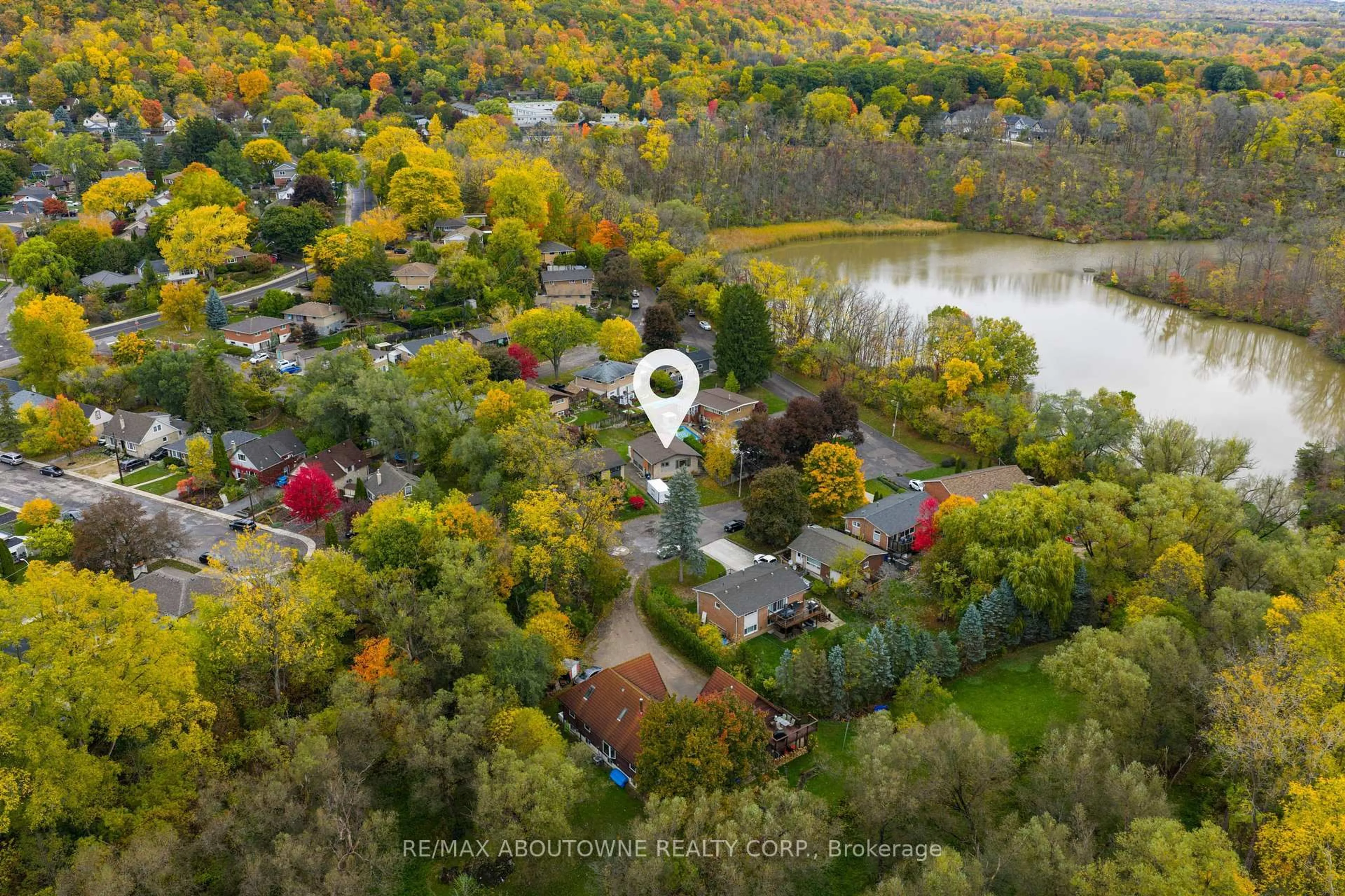 A pic from outside/outdoor area/front of a property/back of a property/a pic from drone, water/lake/river/ocean view for 26 Sleepy Hollow Crt, Hamilton Ontario L9H 1H3