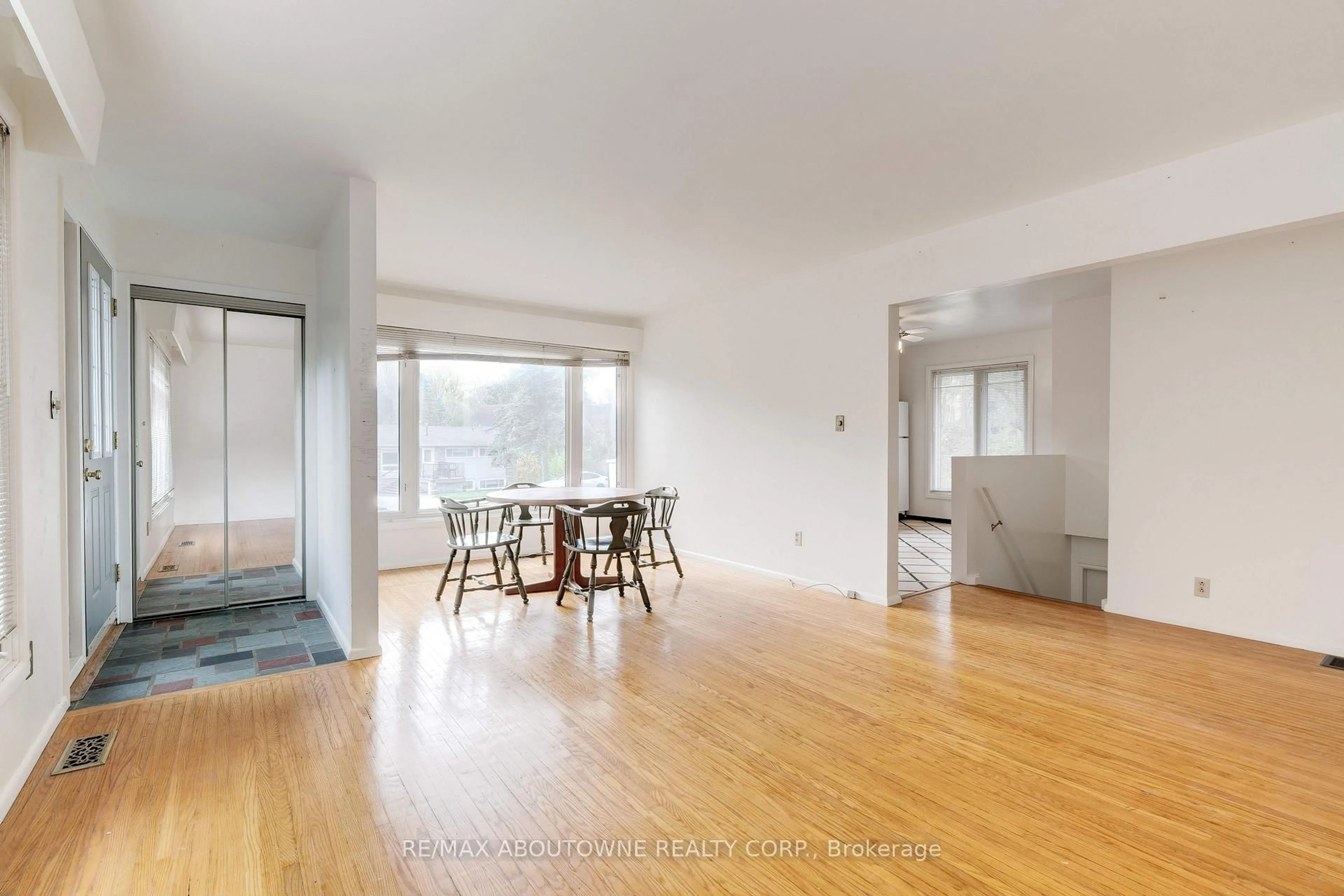 A pic of a room for 26 Sleepy Hollow Crt, Hamilton Ontario L9H 1H3