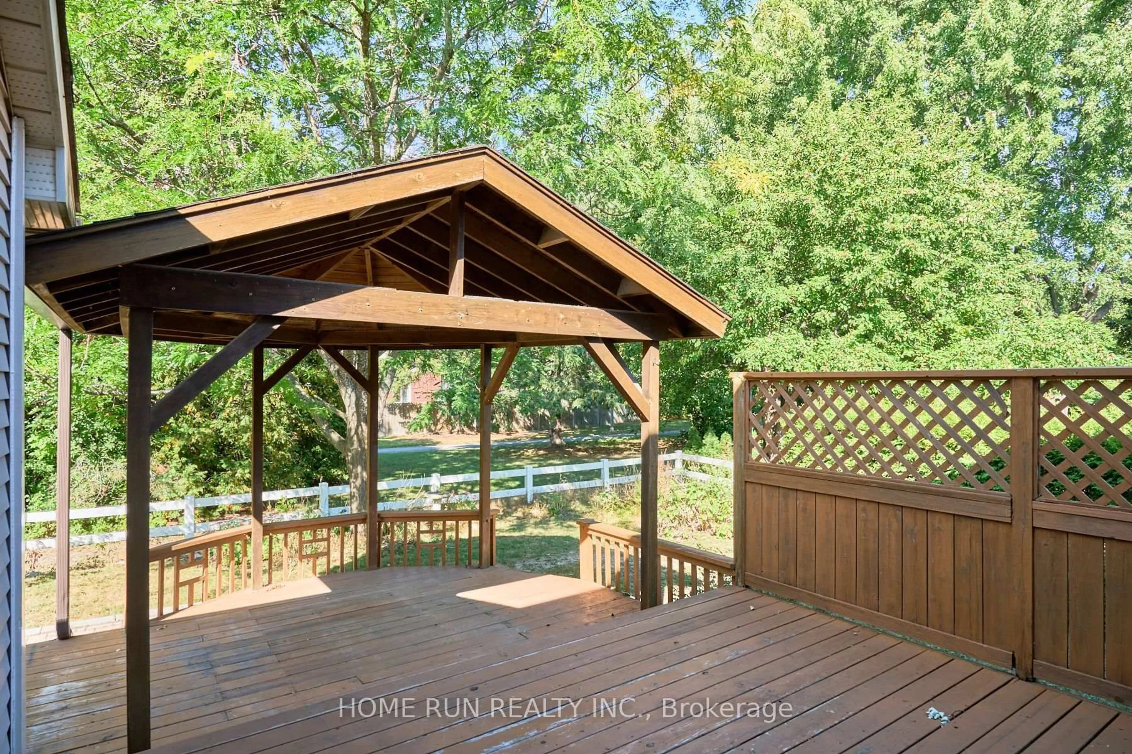 Patio, water/lake/river/ocean view for 20 Thiessen Cres, Ottawa Ontario K2L 2M3