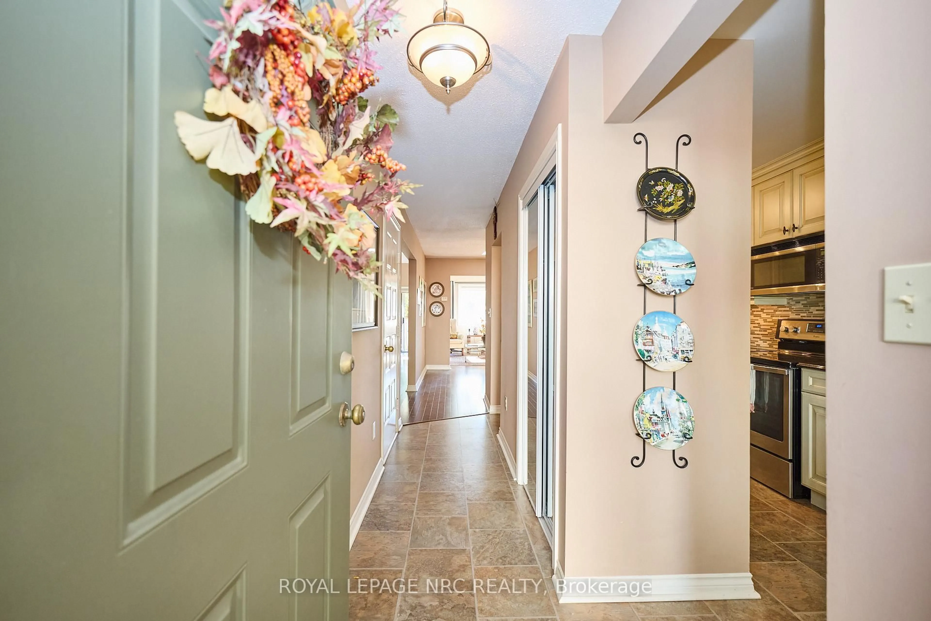 Indoor entryway for 275 PELHAM Rd #35, St. Catharines Ontario L2S 3B9