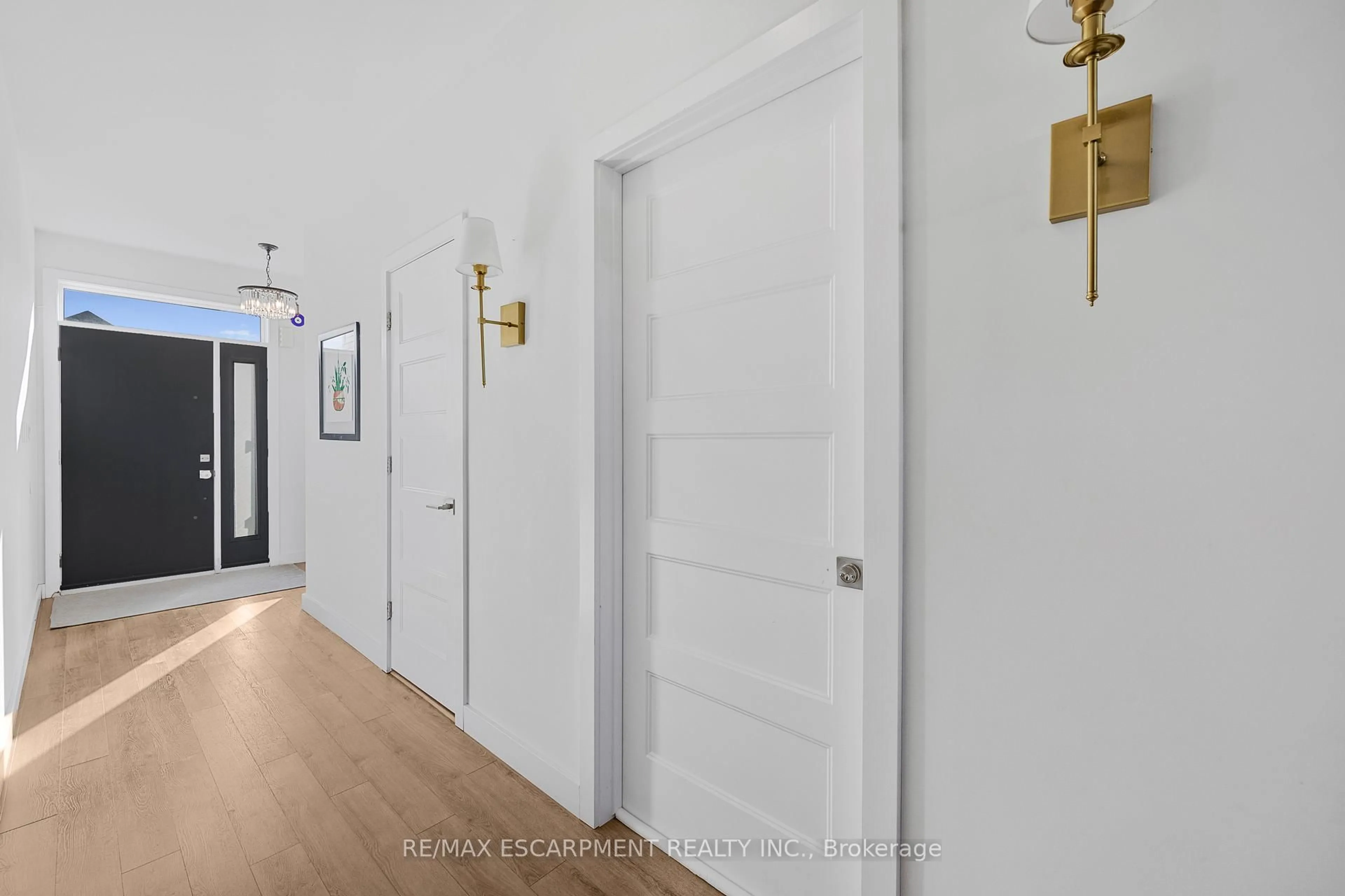 Indoor entryway for 52 Bedrock Dr, Hamilton Ontario L8J 0K6