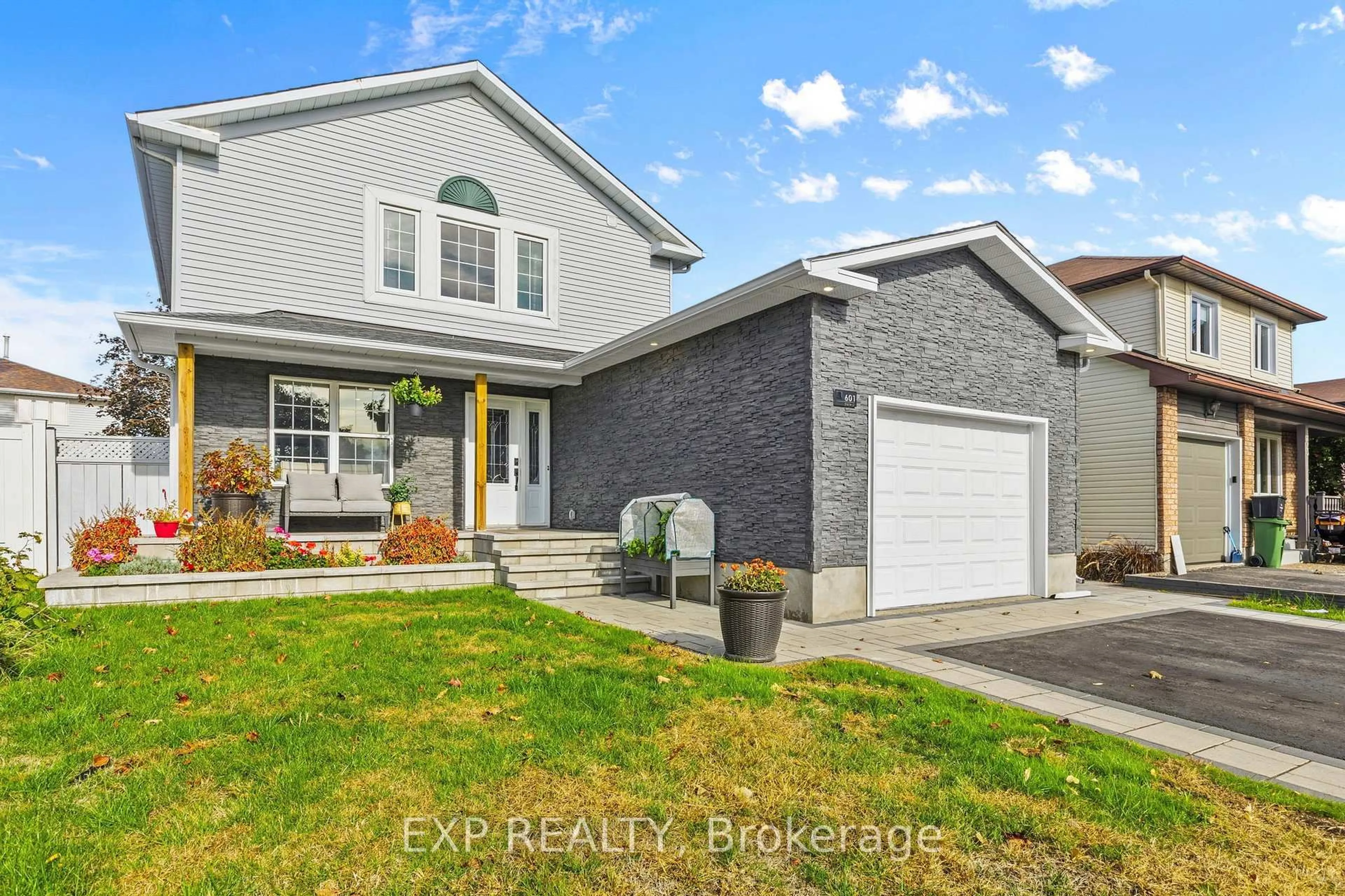 Home with vinyl exterior material, street for 601 Steller St, Ottawa Ontario K4A 1N2