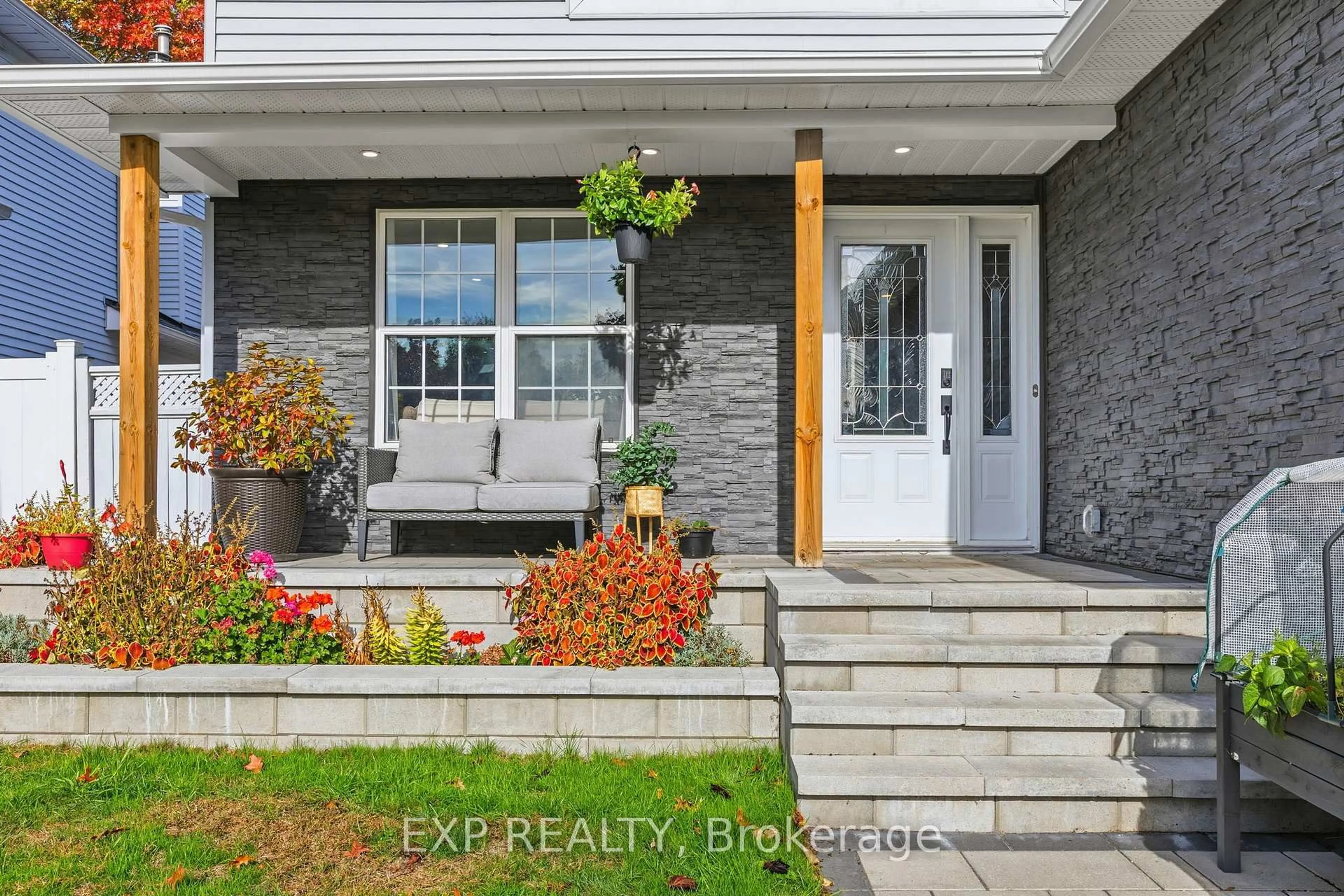 Indoor entryway for 601 Steller St, Ottawa Ontario K4A 1N2