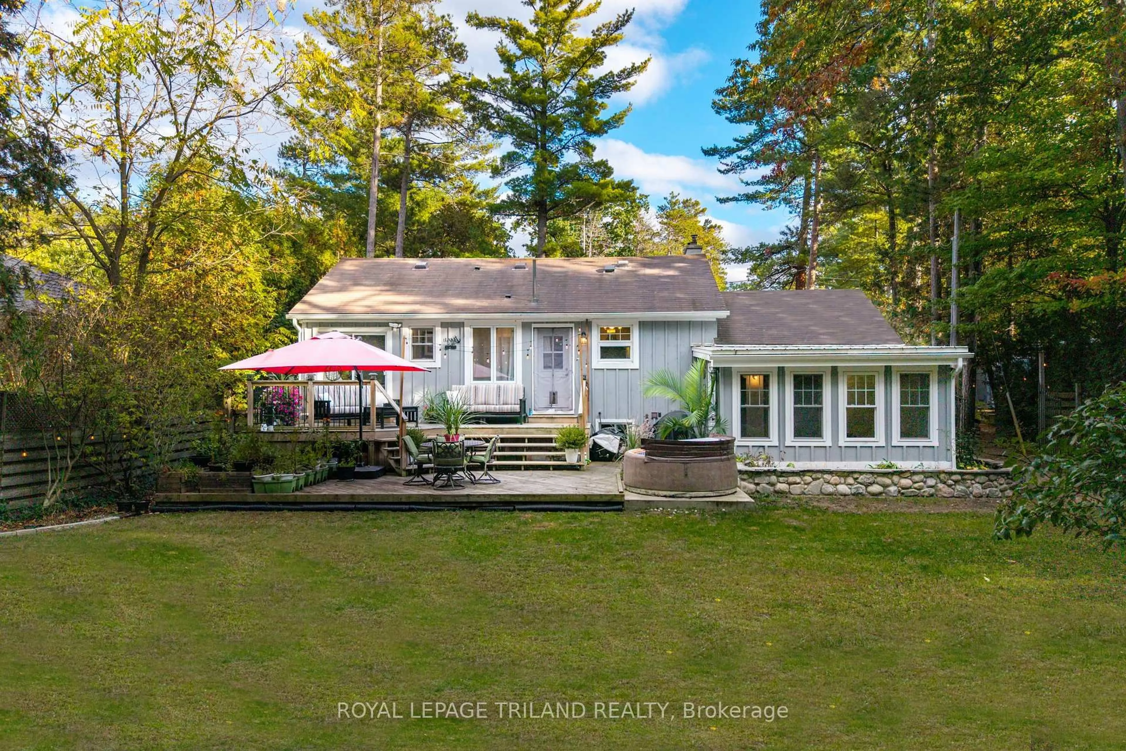 A pic from outside/outdoor area/front of a property/back of a property/a pic from drone, water/lake/river/ocean view for 285 Ontario St, Lambton Shores Ontario N0M 1T0