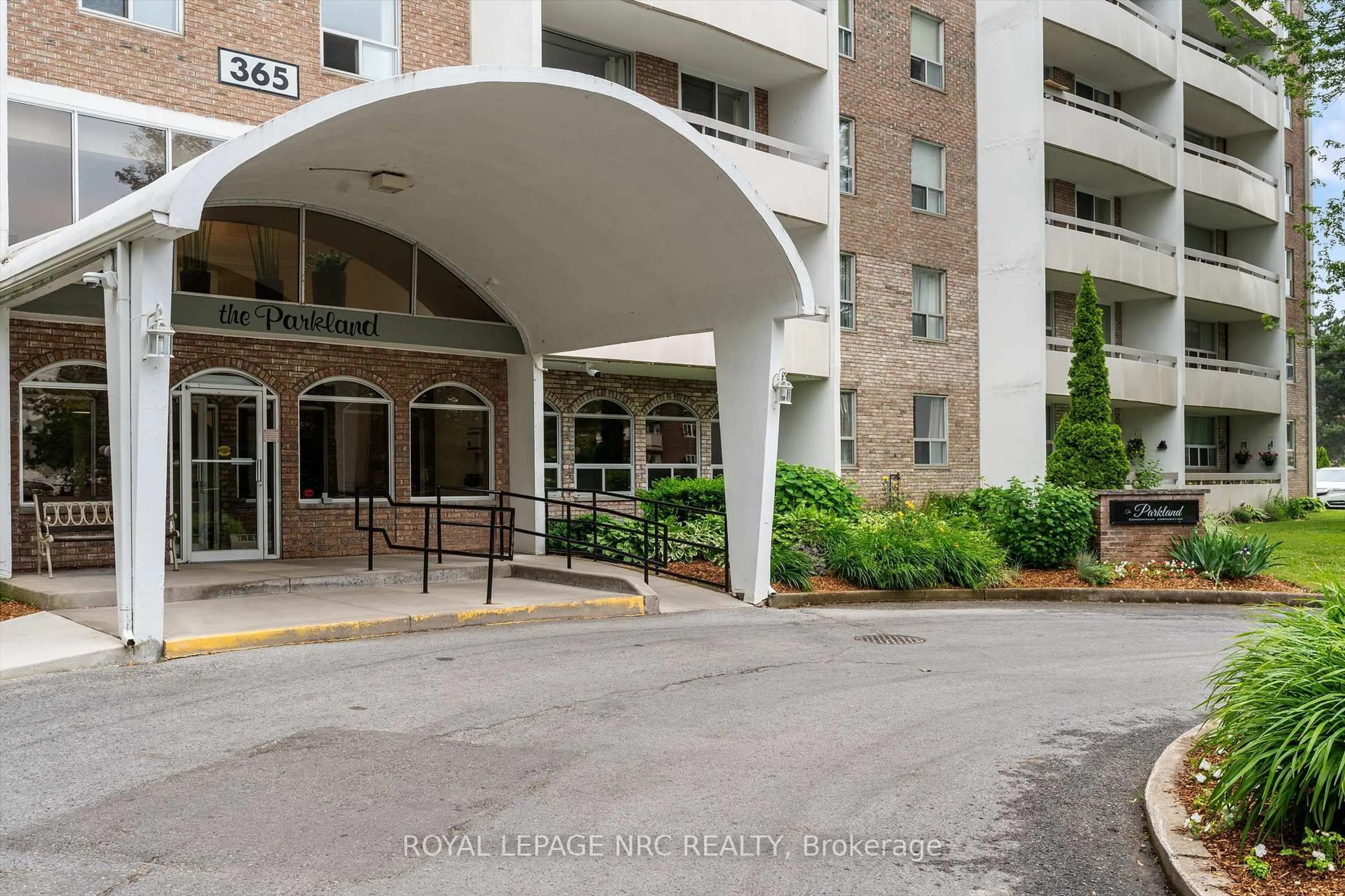 Indoor foyer for 365 Geneva St #401, St. Catharines Ontario L2N 5S7