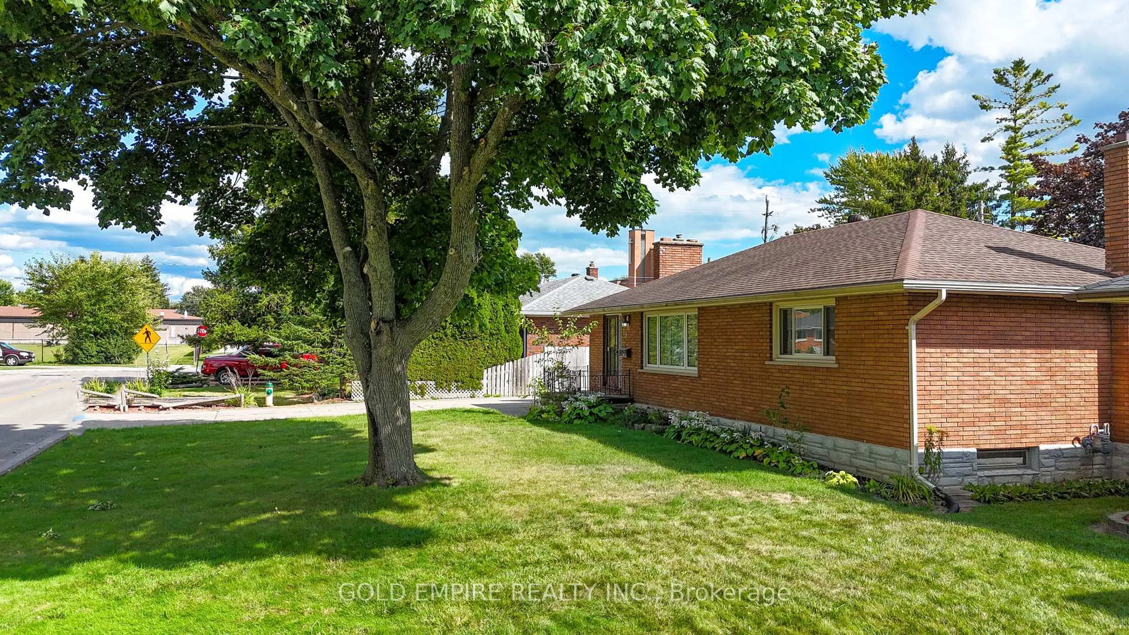 A pic from outside/outdoor area/front of a property/back of a property/a pic from drone, street for 19 ST JOSEPH St, St. Thomas Ontario N5R 1S8