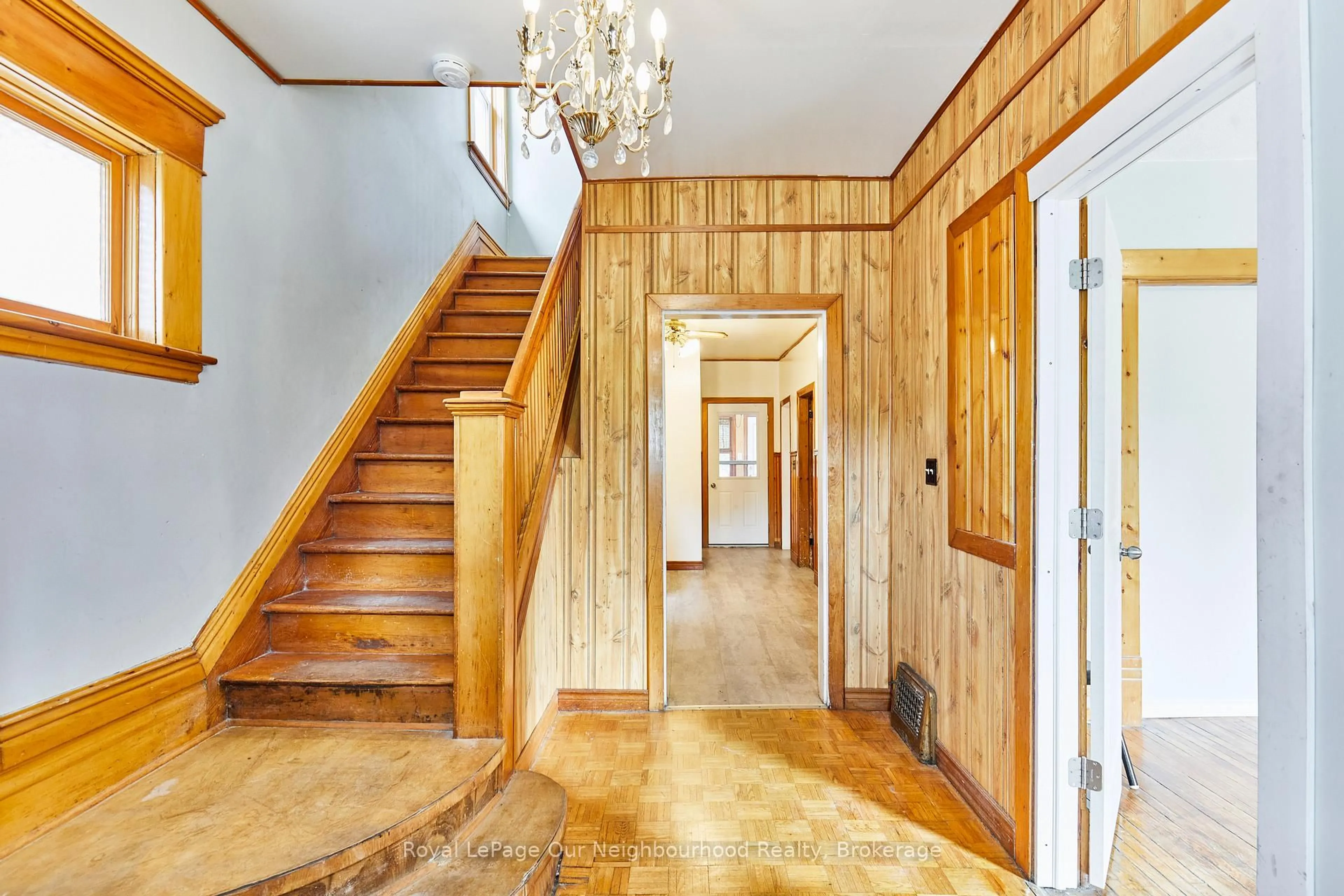 Indoor foyer for 444 George St, Peterborough Ontario K9J 3E3