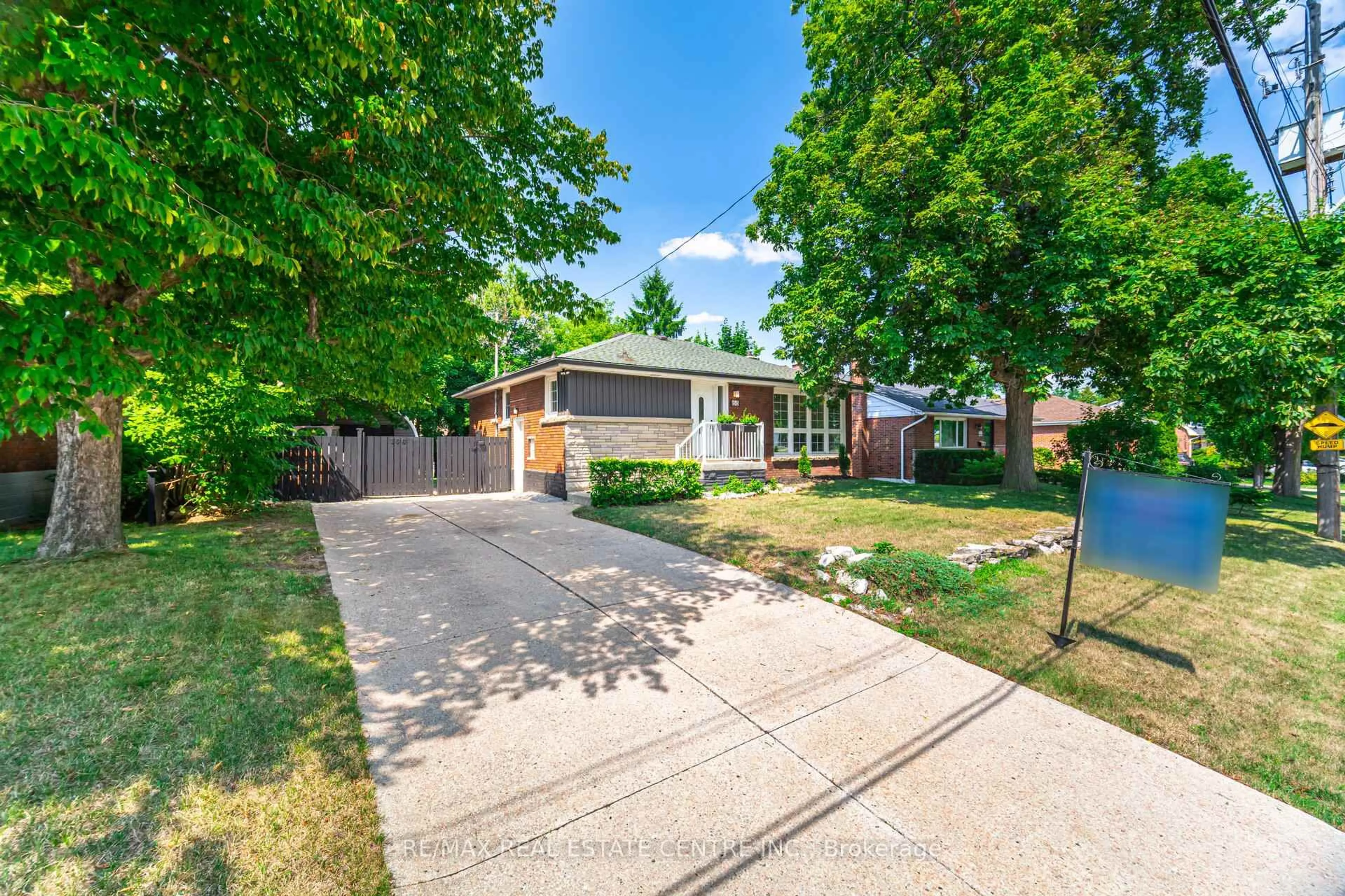 A pic from outside/outdoor area/front of a property/back of a property/a pic from drone, street for 166 Terrace Dr, Hamilton Ontario L9A 2Z1