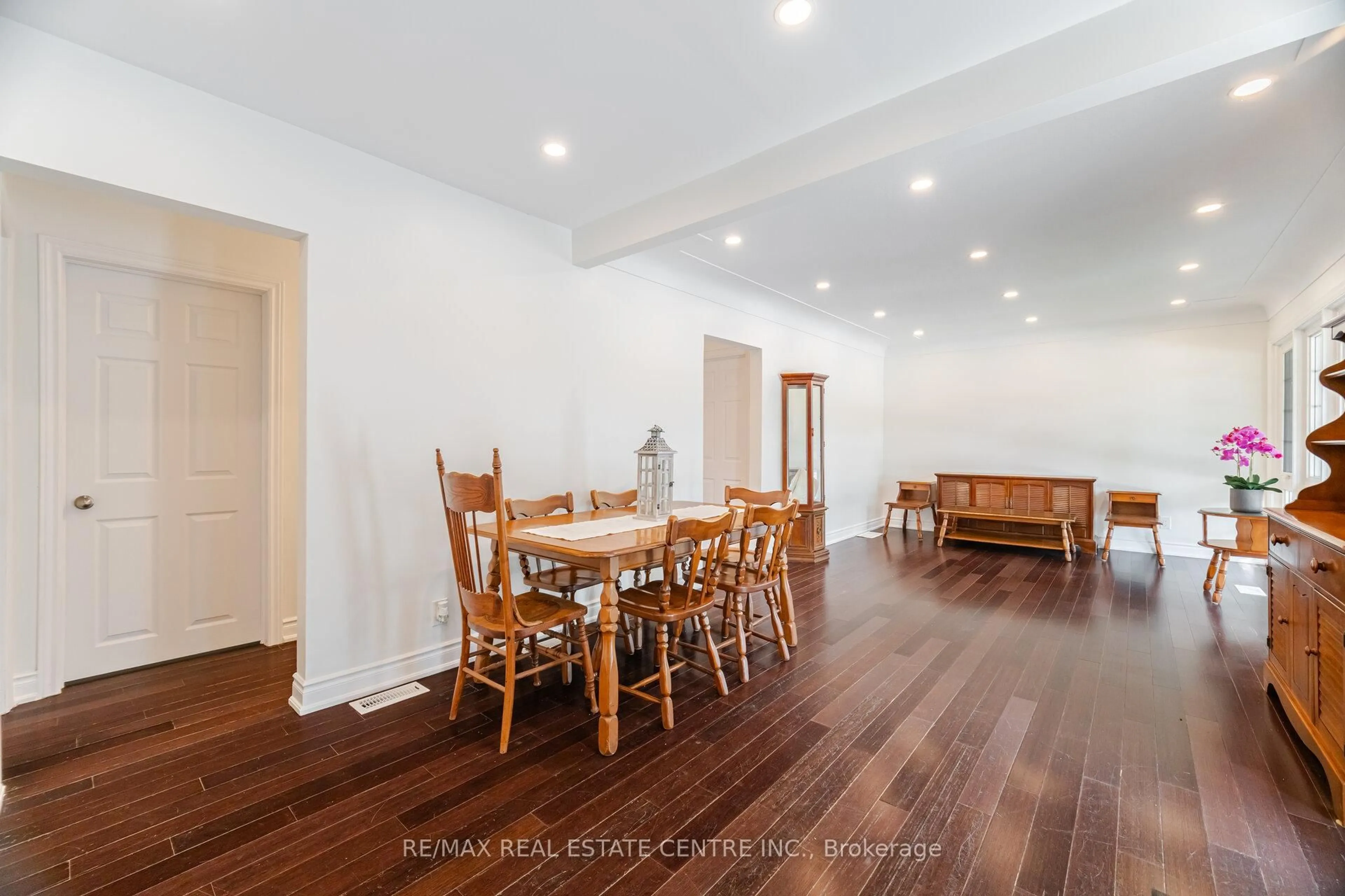 Dining room, wood/laminate floor for 166 Terrace Dr, Hamilton Ontario L9A 2Z1