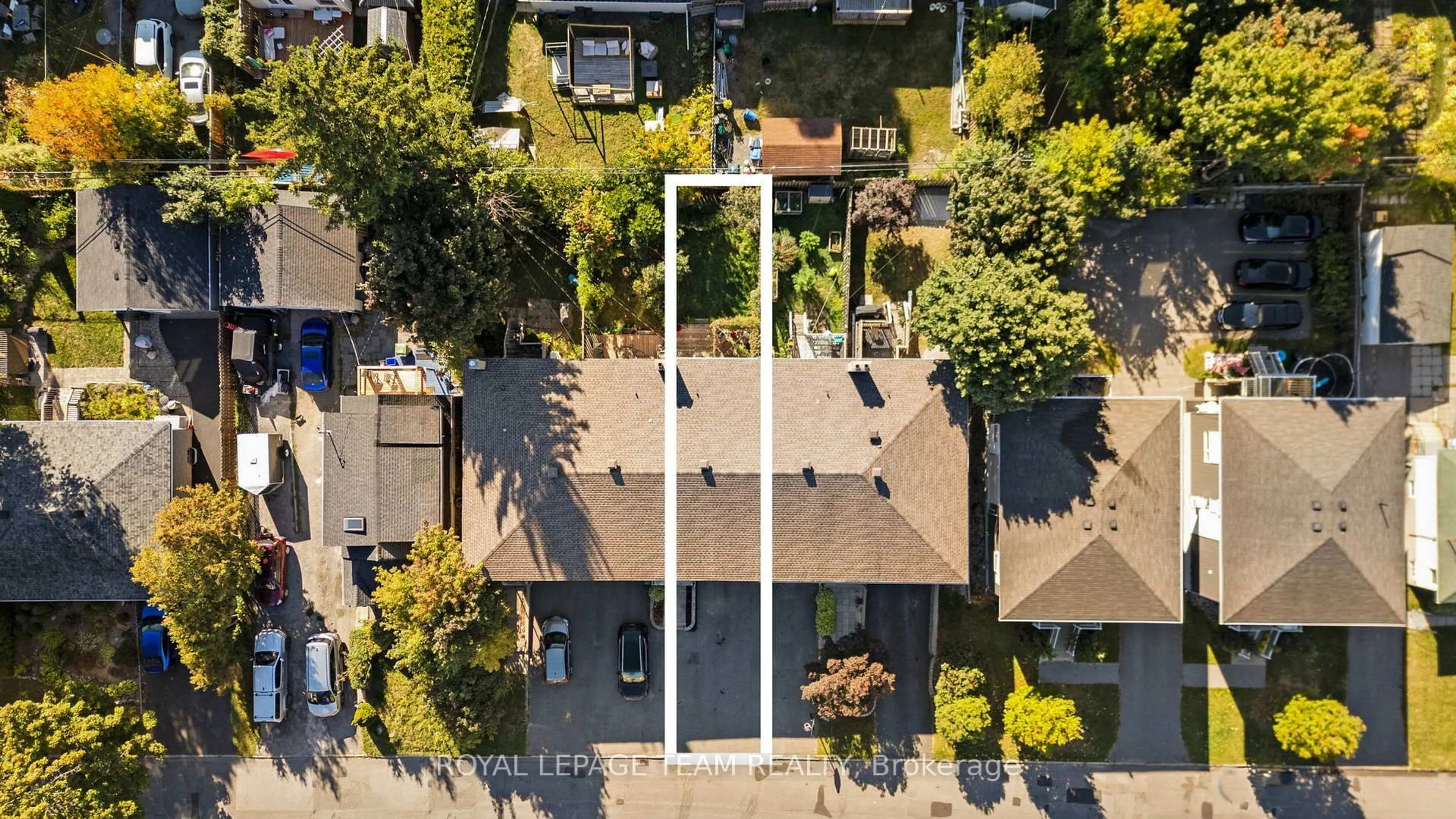 A pic from outside/outdoor area/front of a property/back of a property/a pic from drone, street for 1308 Summerville Ave, Ottawa Ontario K1Z 8G8
