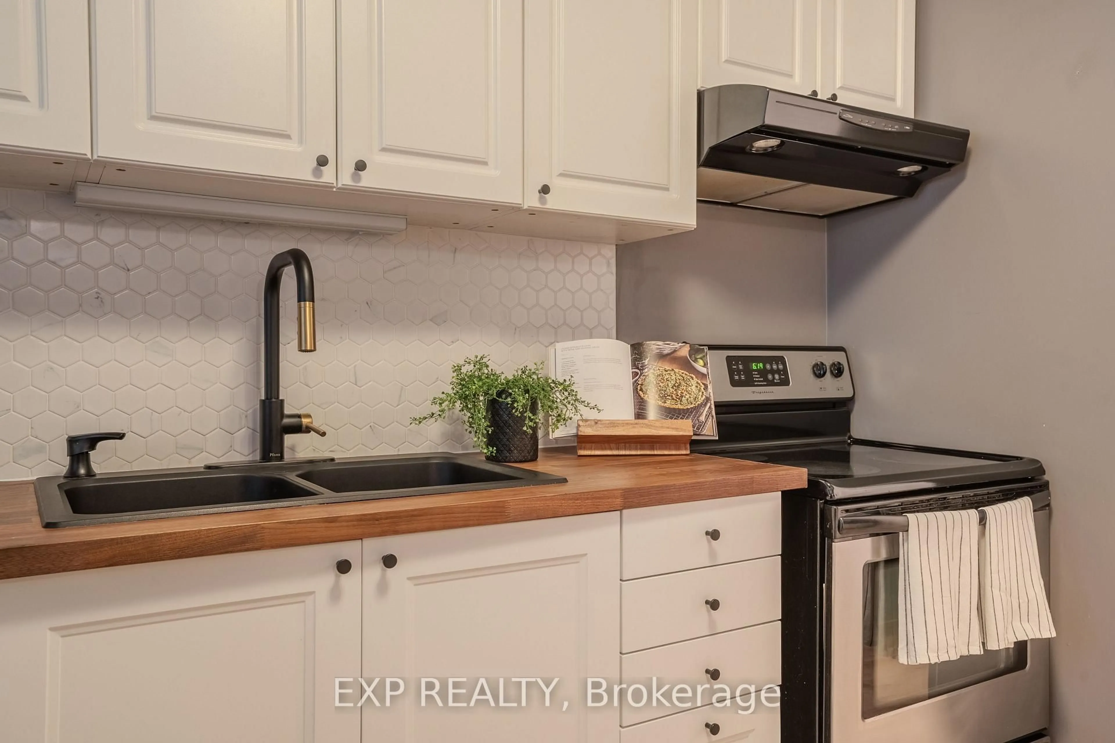Standard kitchen, wood/laminate floor for 38 Elma St #8, St. Catharines Ontario L2N 6Z3