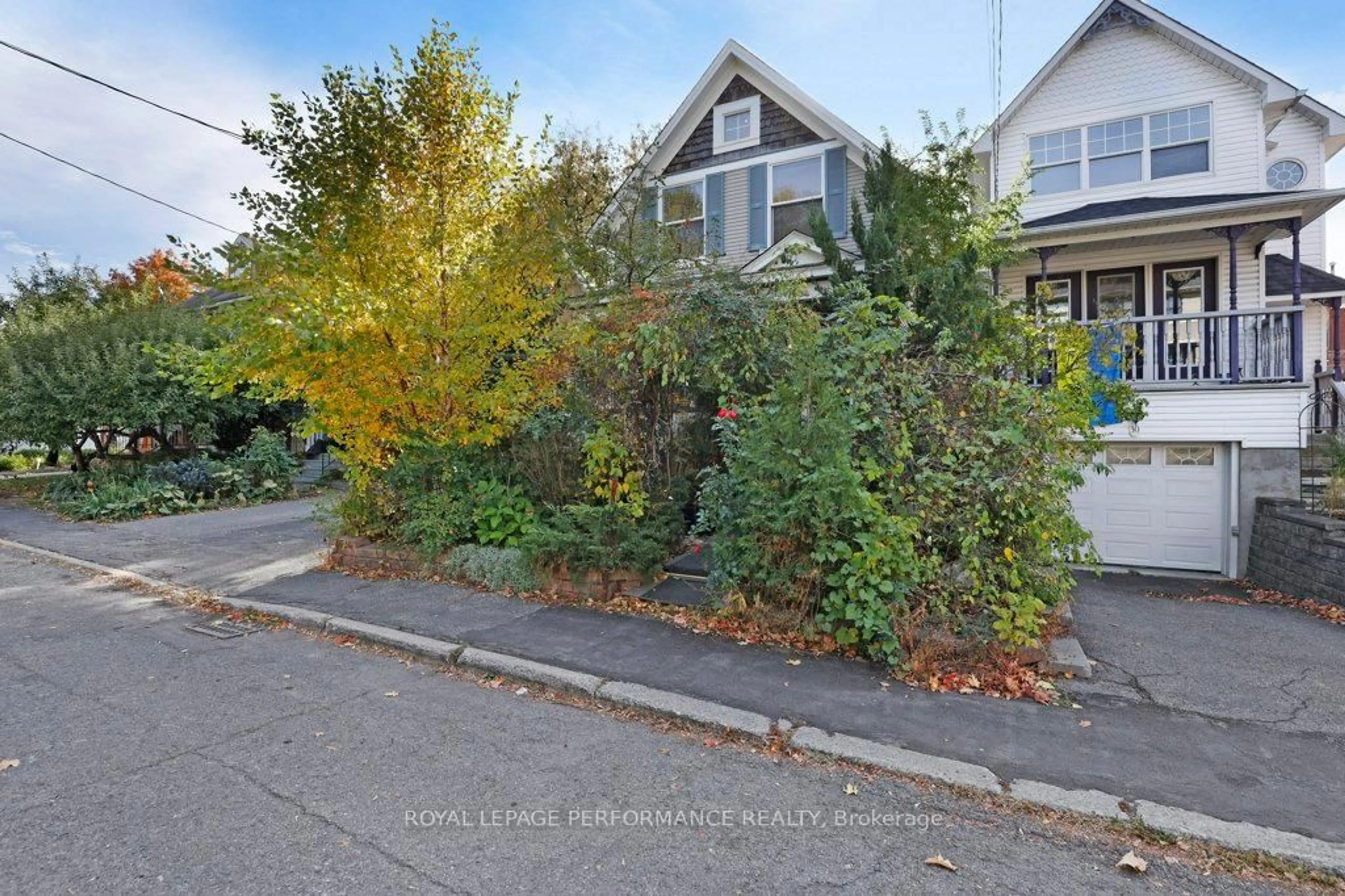 A pic from outside/outdoor area/front of a property/back of a property/a pic from drone, street for 32 Herridge St, Ottawa Ontario K1S 0G7