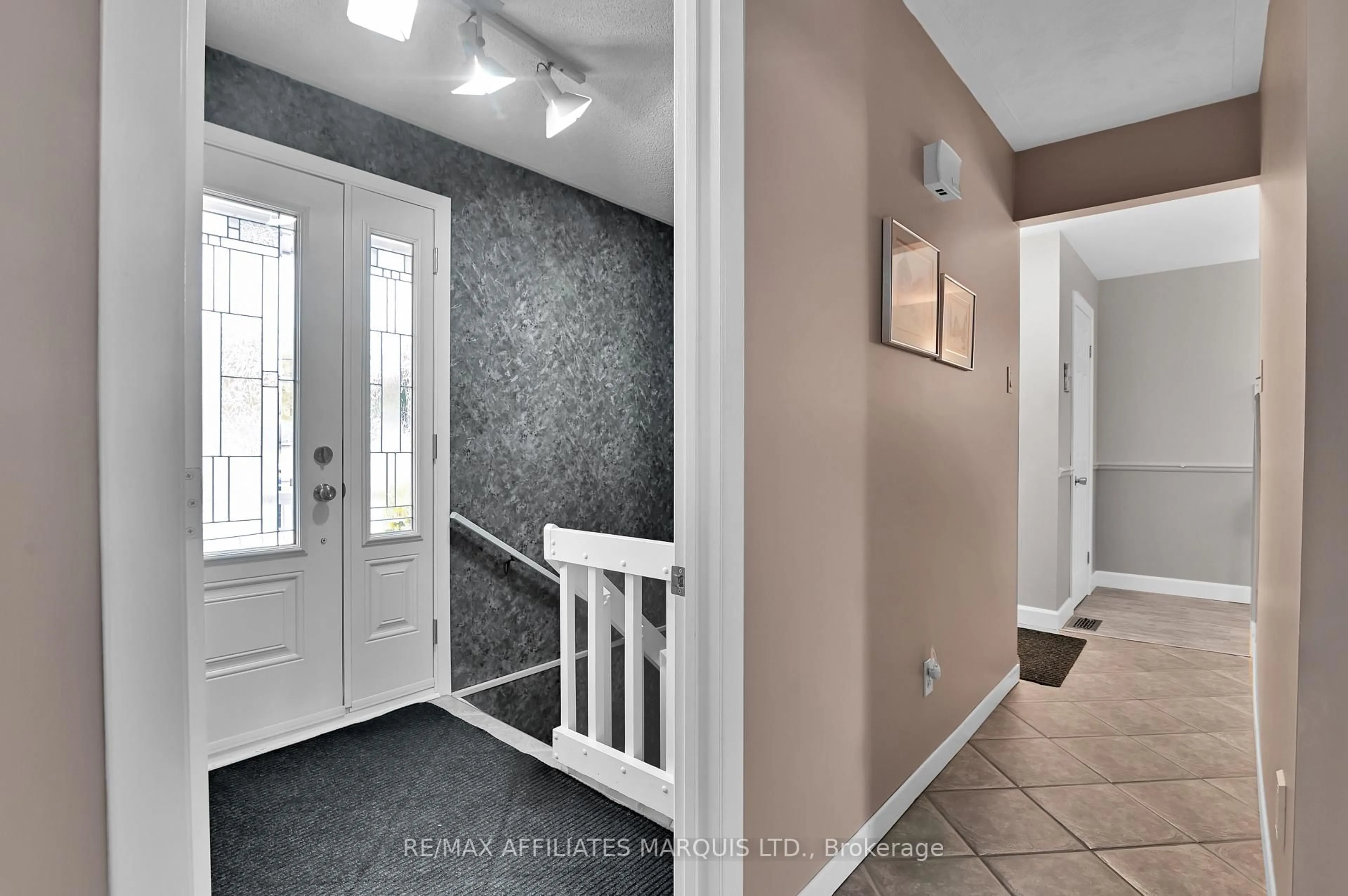 Indoor entryway for 2151 Pitt St, Cornwall Ontario K6K 1A1