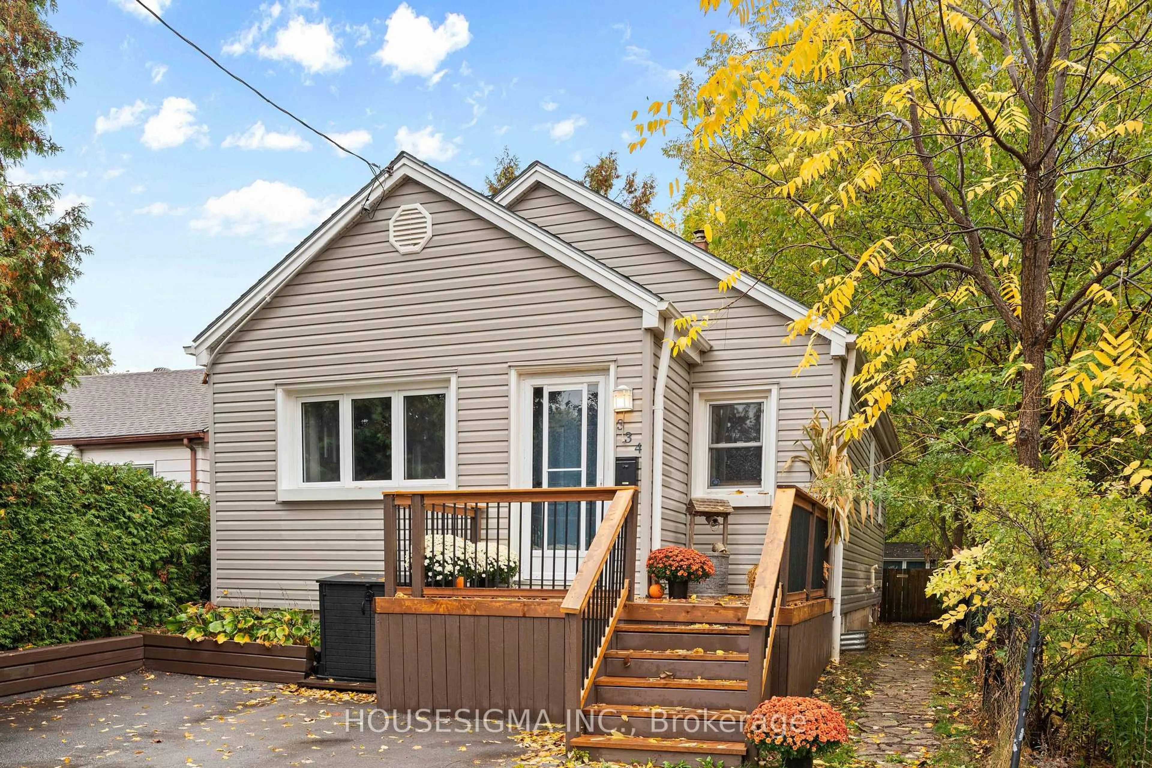 Home with vinyl exterior material, street for 334 Edmonton St, London East Ontario N5W 4Y2