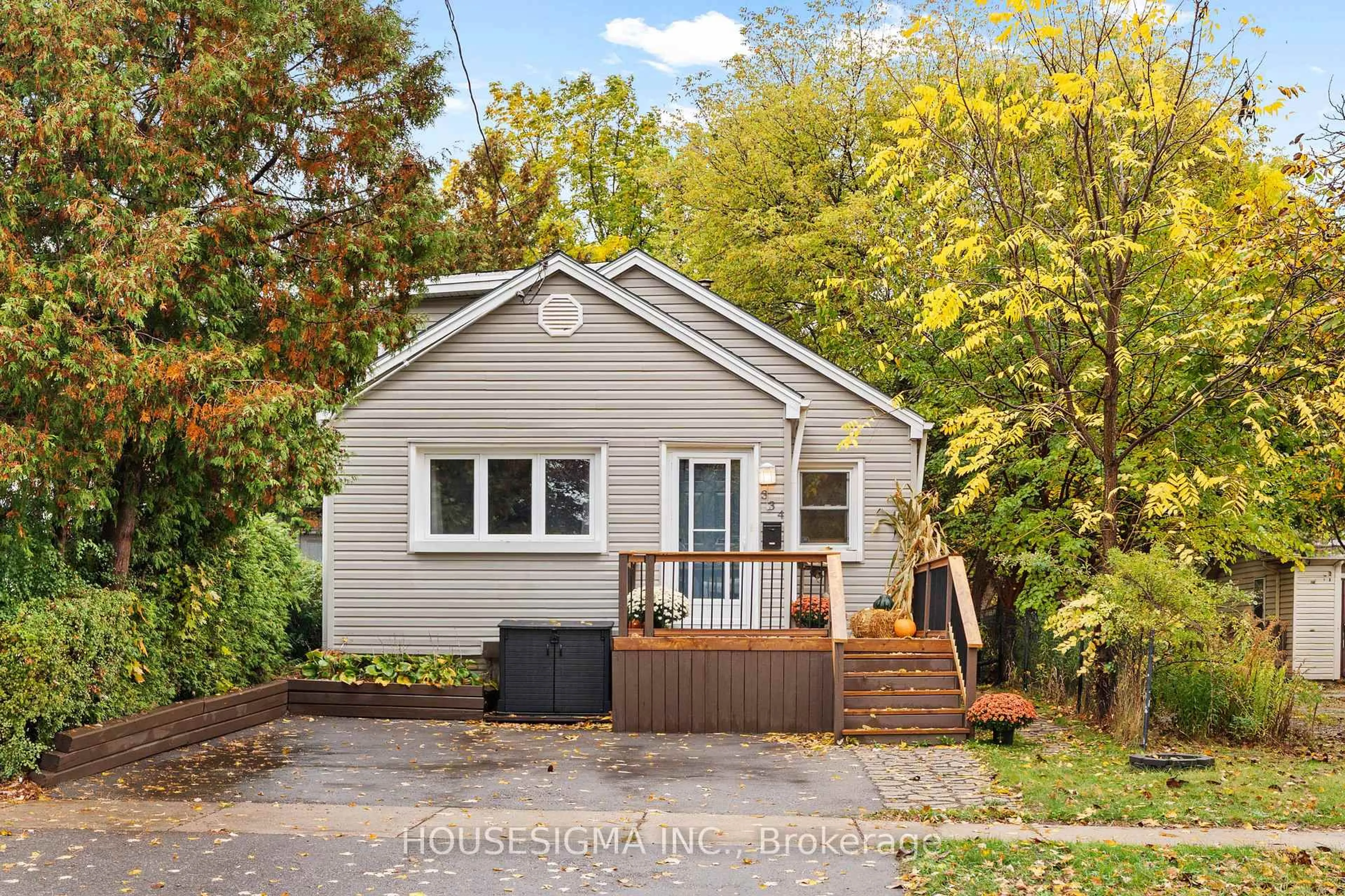Home with vinyl exterior material, street for 334 Edmonton St, London East Ontario N5W 4Y2