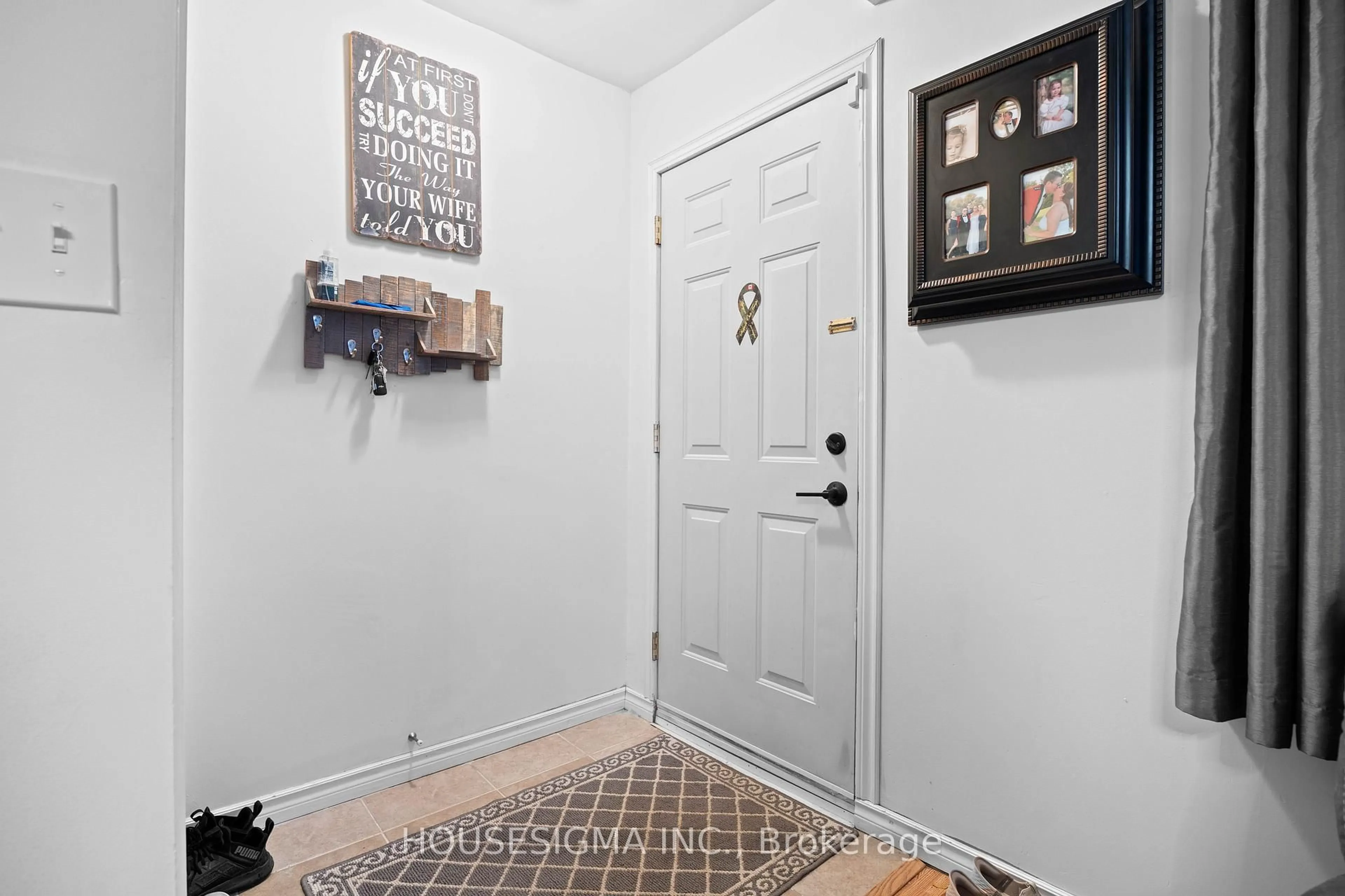 Indoor entryway for 334 Edmonton St, London East Ontario N5W 4Y2