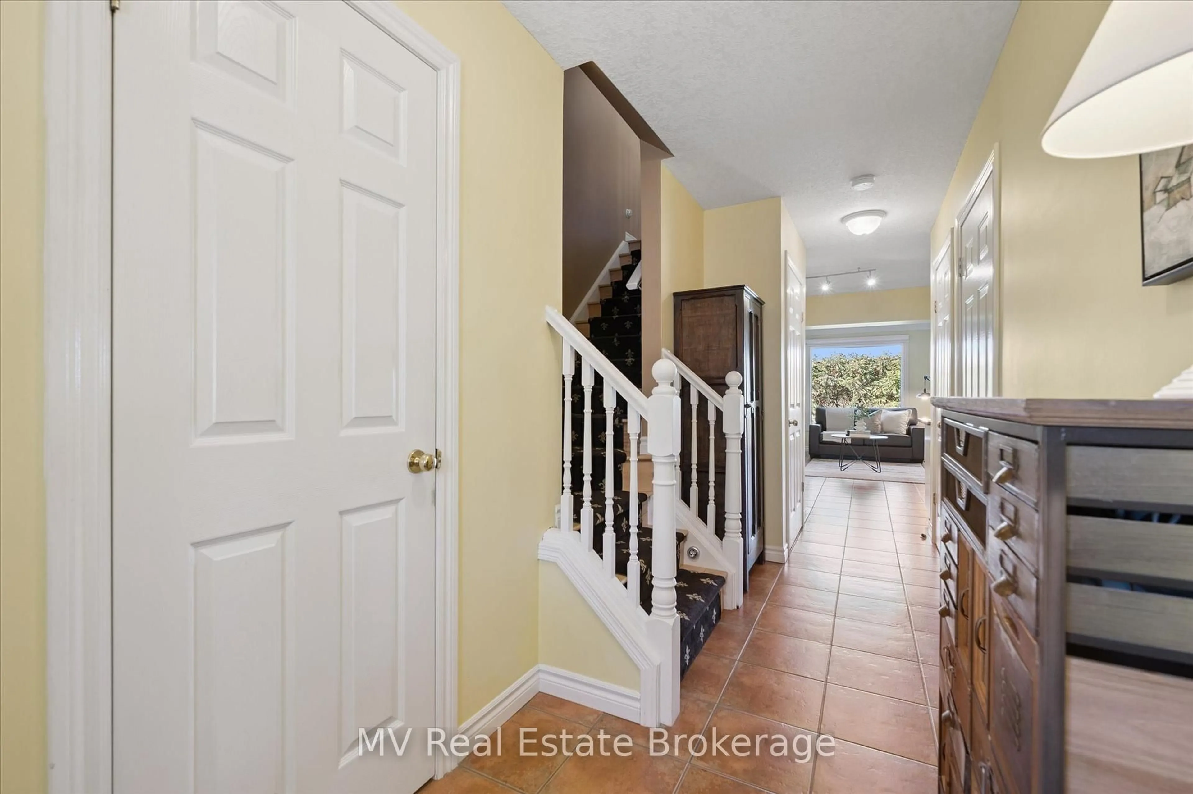 Indoor entryway for 104 Gibbons Dr, Centre Wellington Ontario N1M 3V8