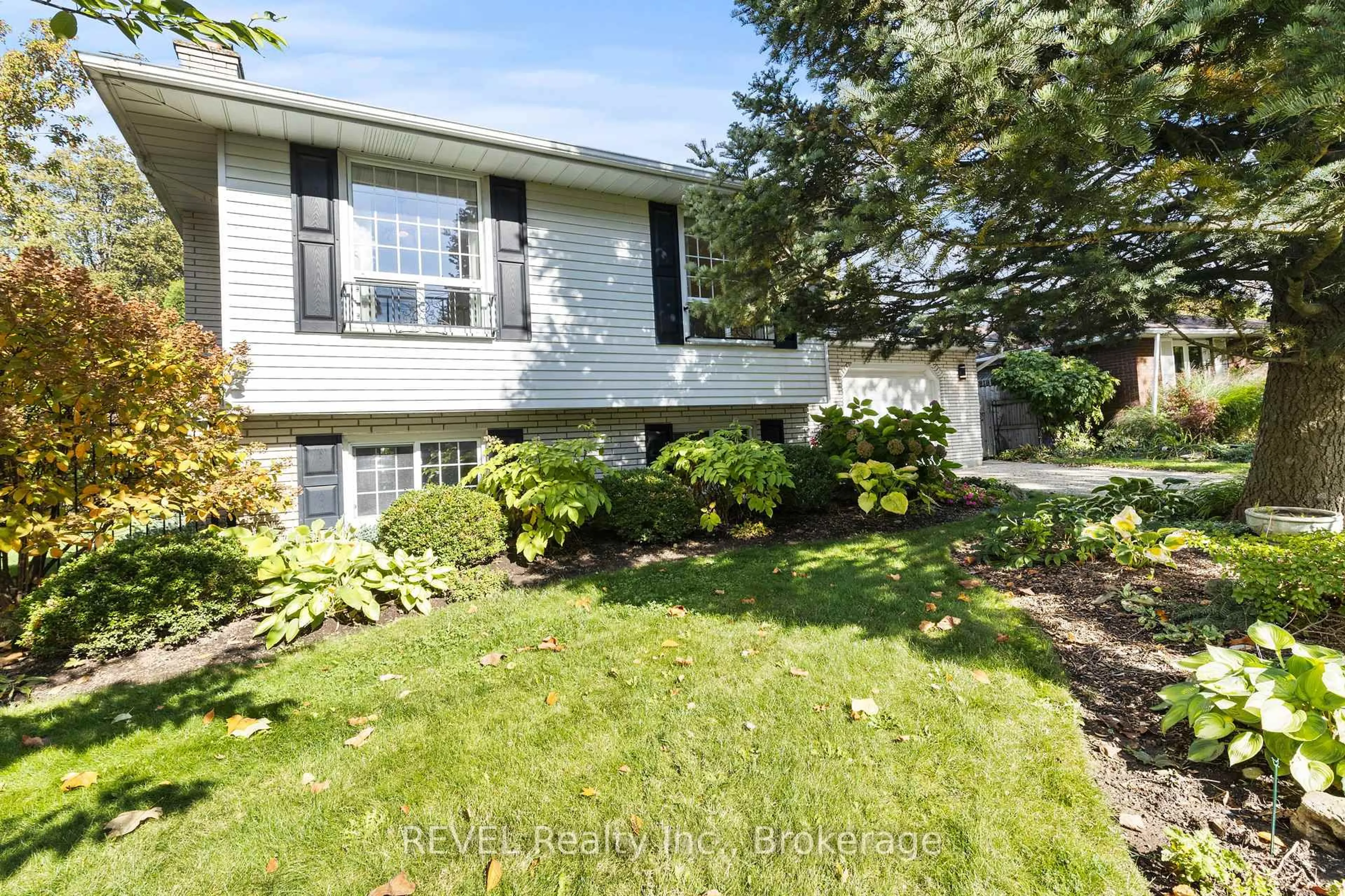 Home with vinyl exterior material, street for 6 Lakebreeze Cres, St. Catharines Ontario L2M 7C4