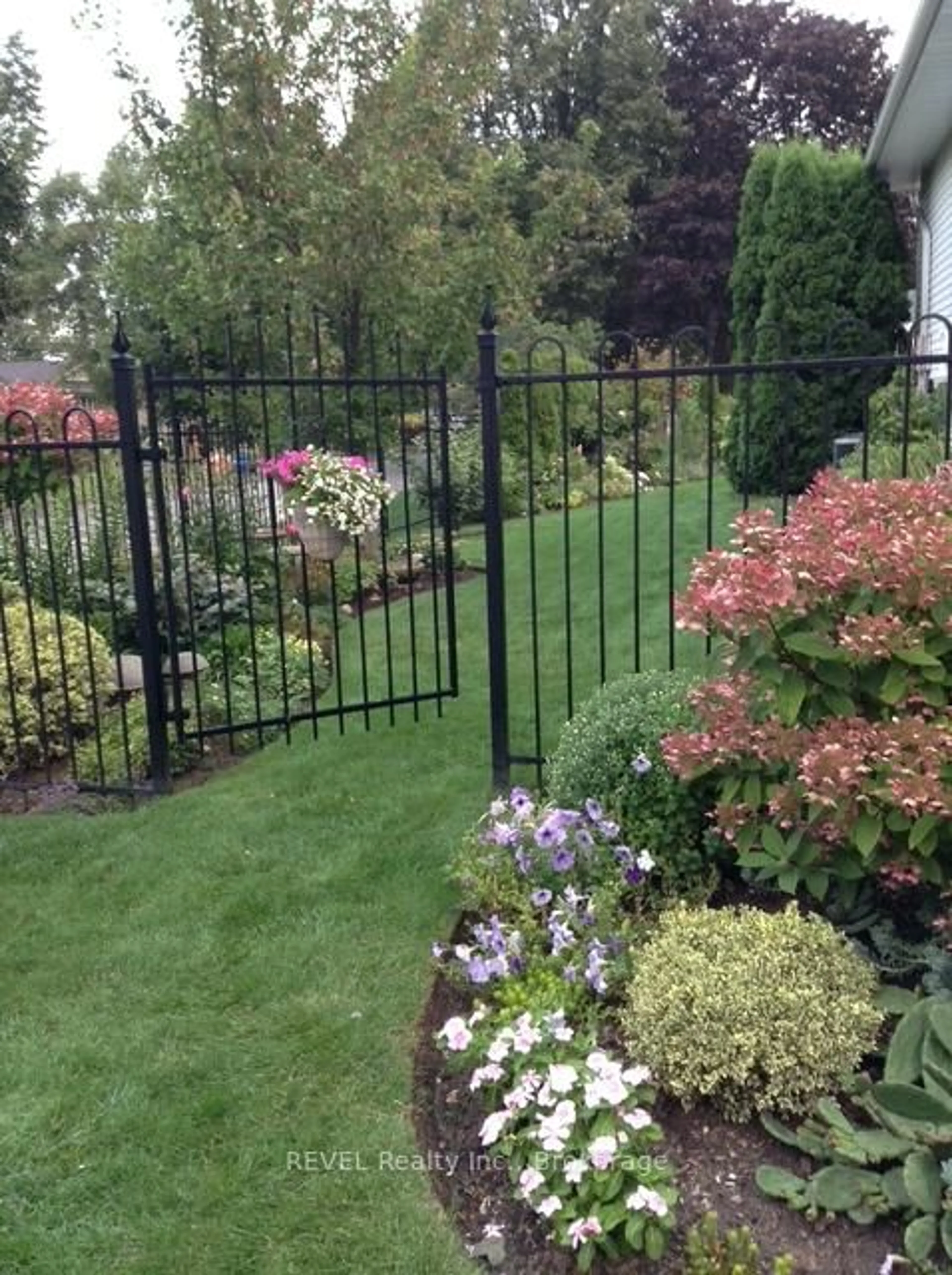 Patio, street for 6 Lakebreeze Cres, St. Catharines Ontario L2M 7C4