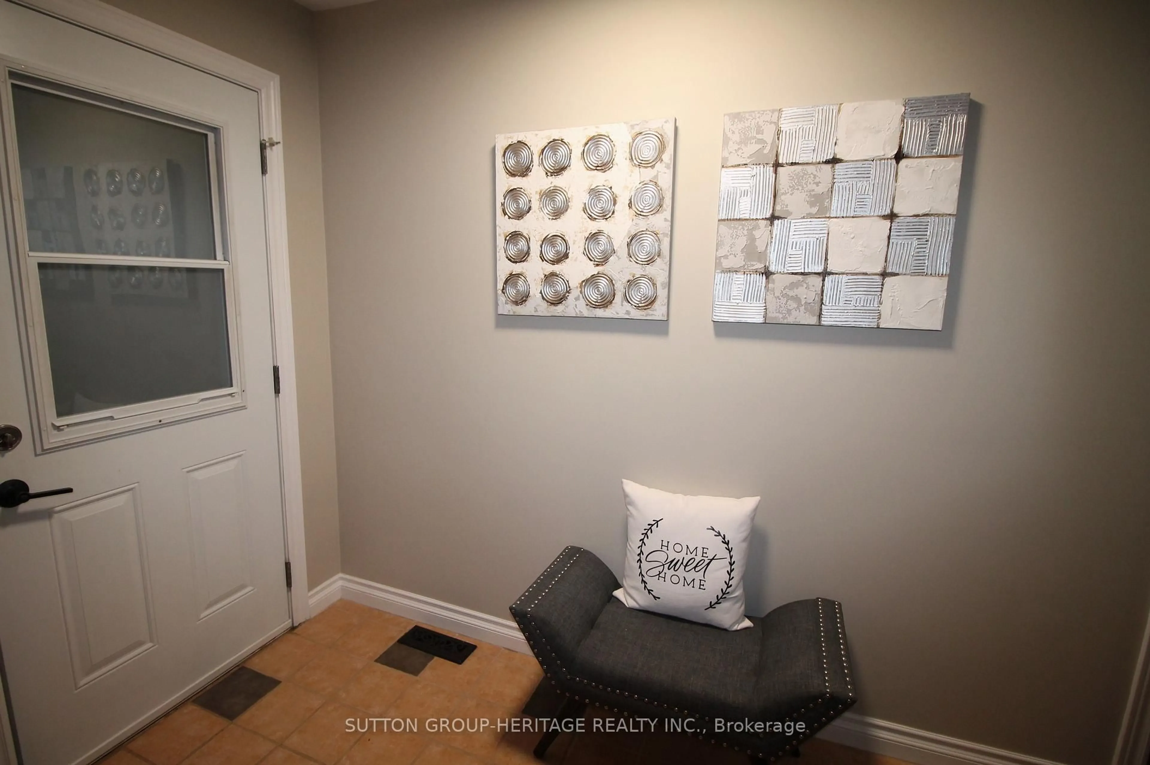 Indoor entryway for 584 Rohallion Rd, Kawartha Lakes Ontario L0K 1B0