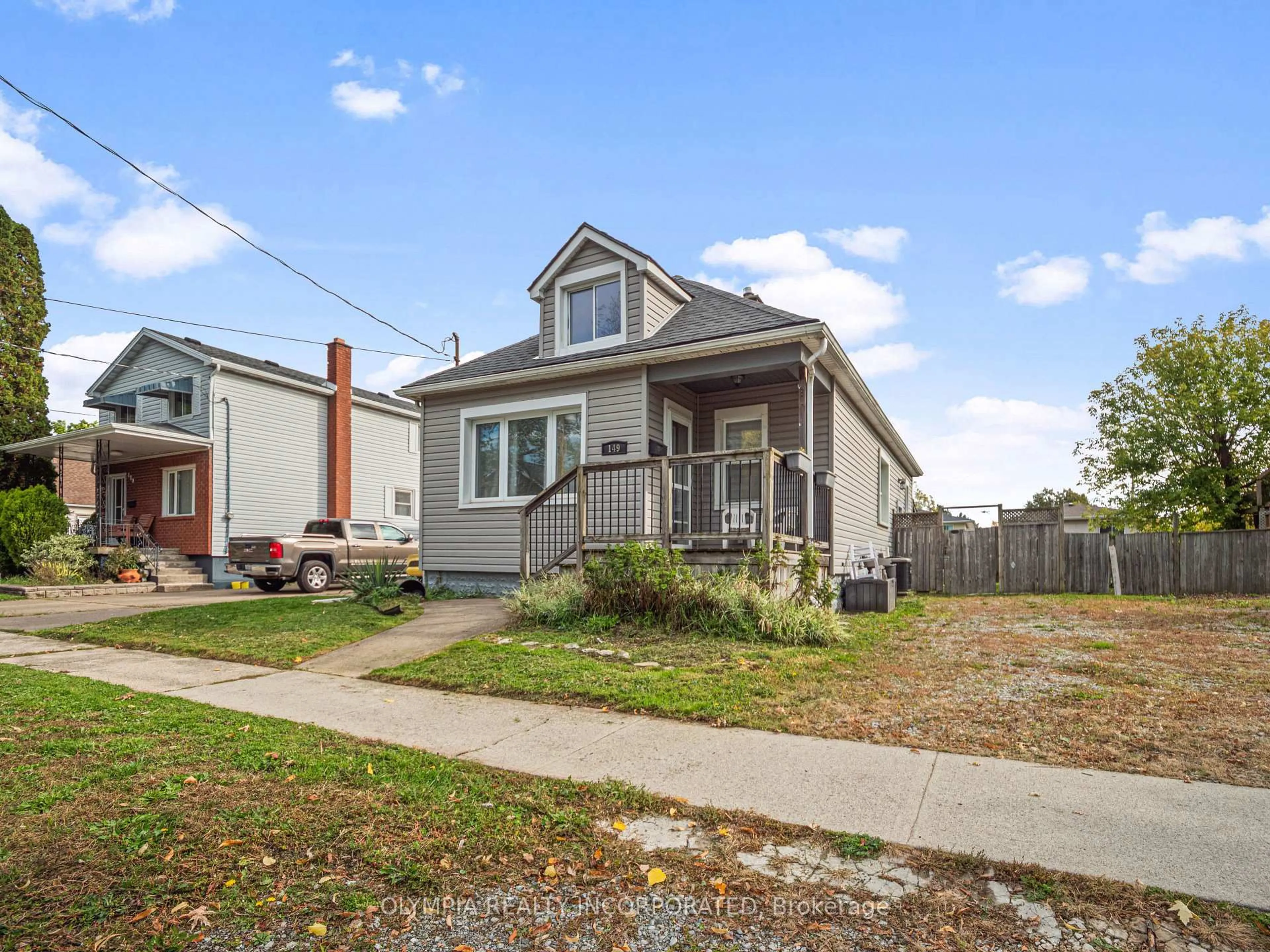 Home with vinyl exterior material, street for 149 Alberta St, Welland Ontario L3B 2V9