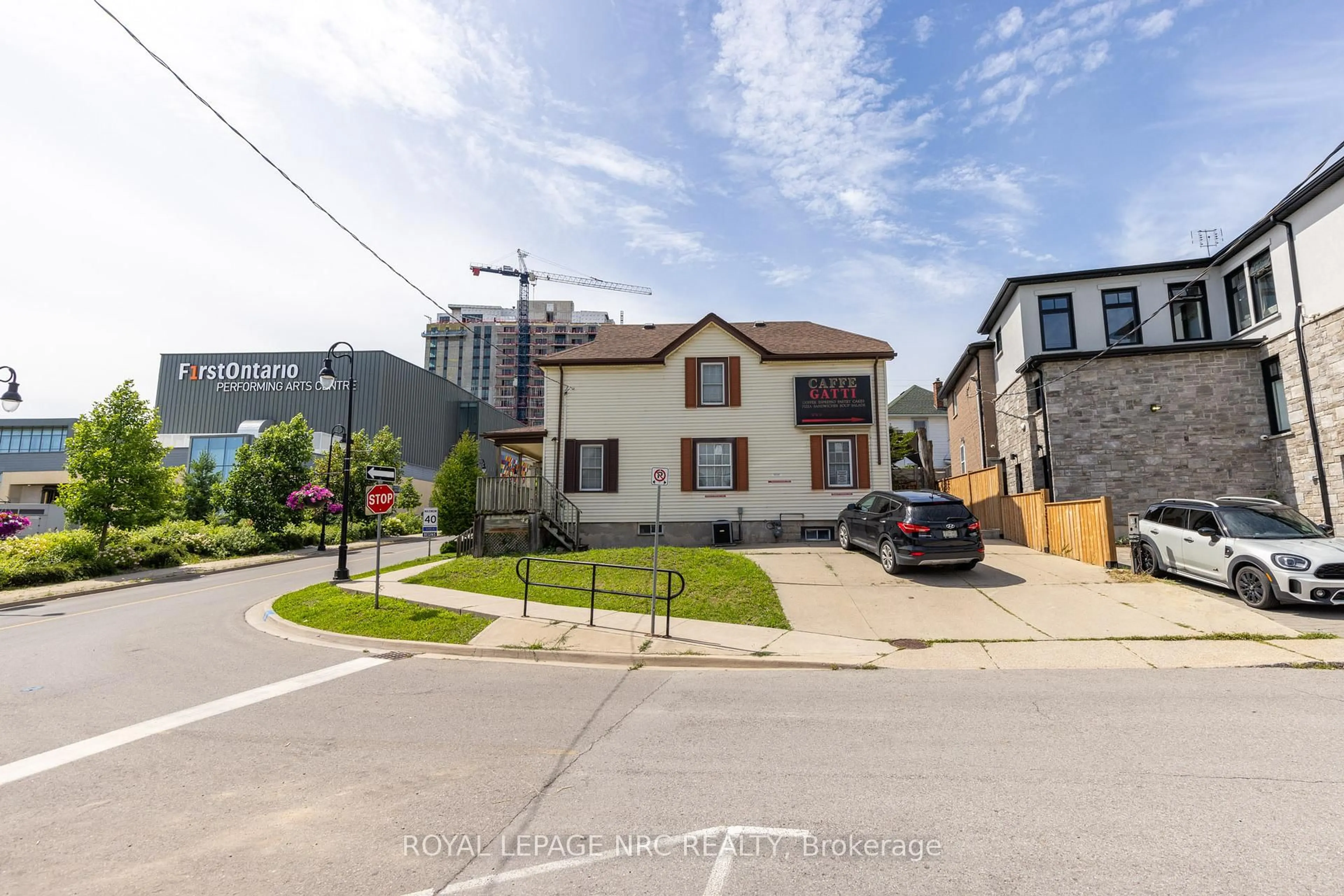 A pic from outside/outdoor area/front of a property/back of a property/a pic from drone, street for 44 Carlisle St, St. Catharines Ontario L2R 4H4