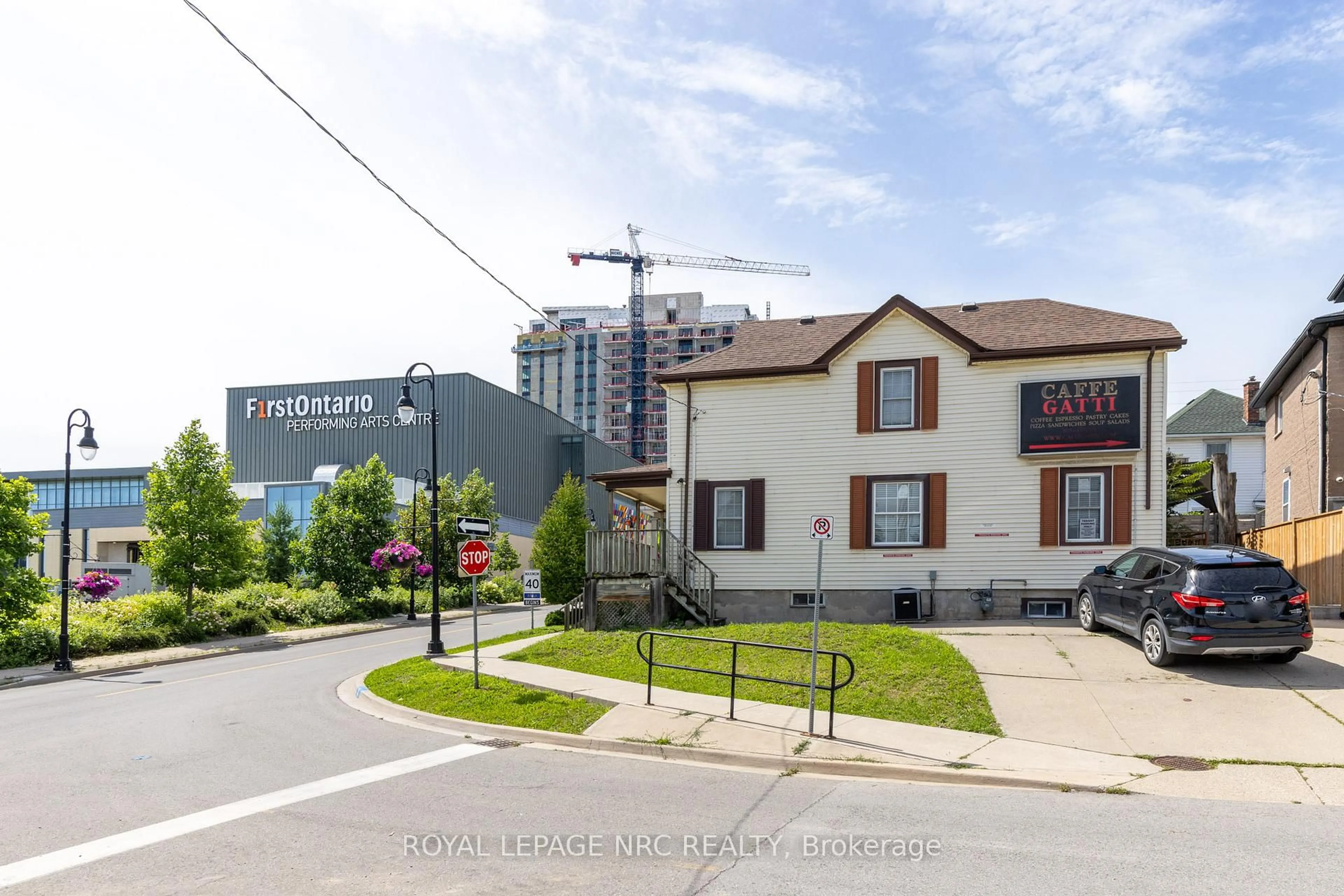 A pic from outside/outdoor area/front of a property/back of a property/a pic from drone, unknown for 44 Carlisle St, St. Catharines Ontario L2R 4H4