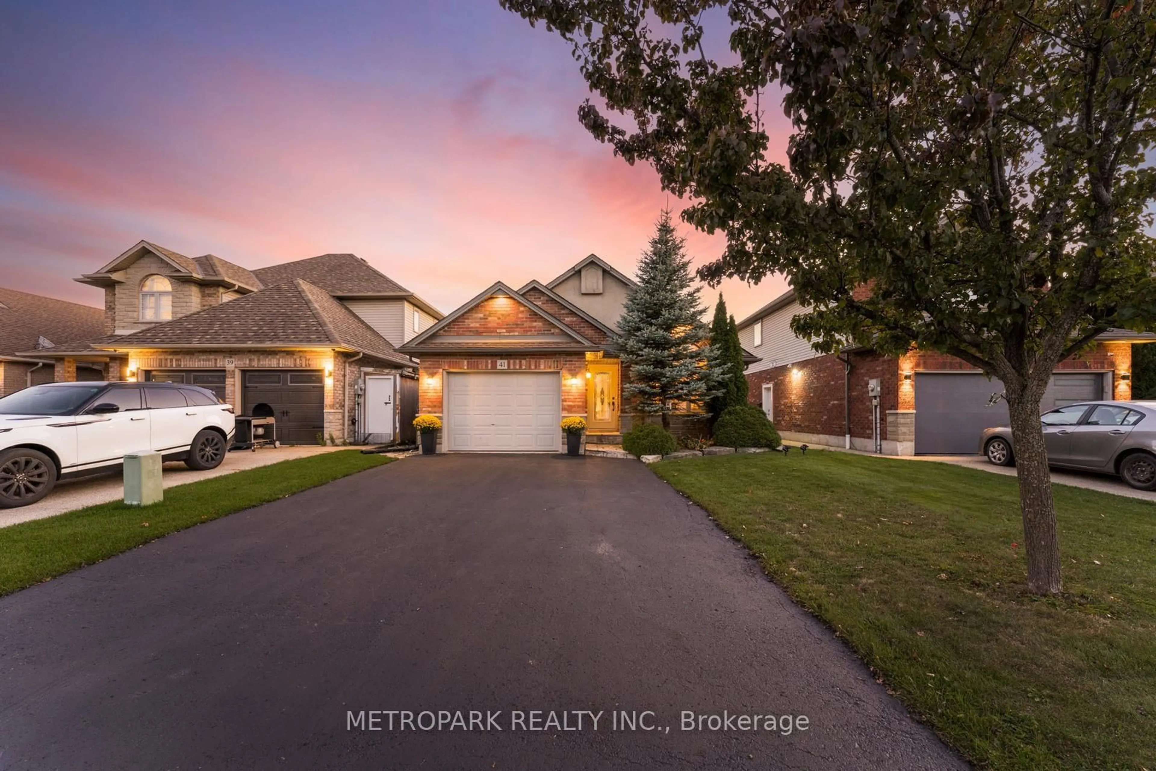 A pic from outside/outdoor area/front of a property/back of a property/a pic from drone, street for 41 Switzer Cres, Hamilton Ontario L0R 1C0
