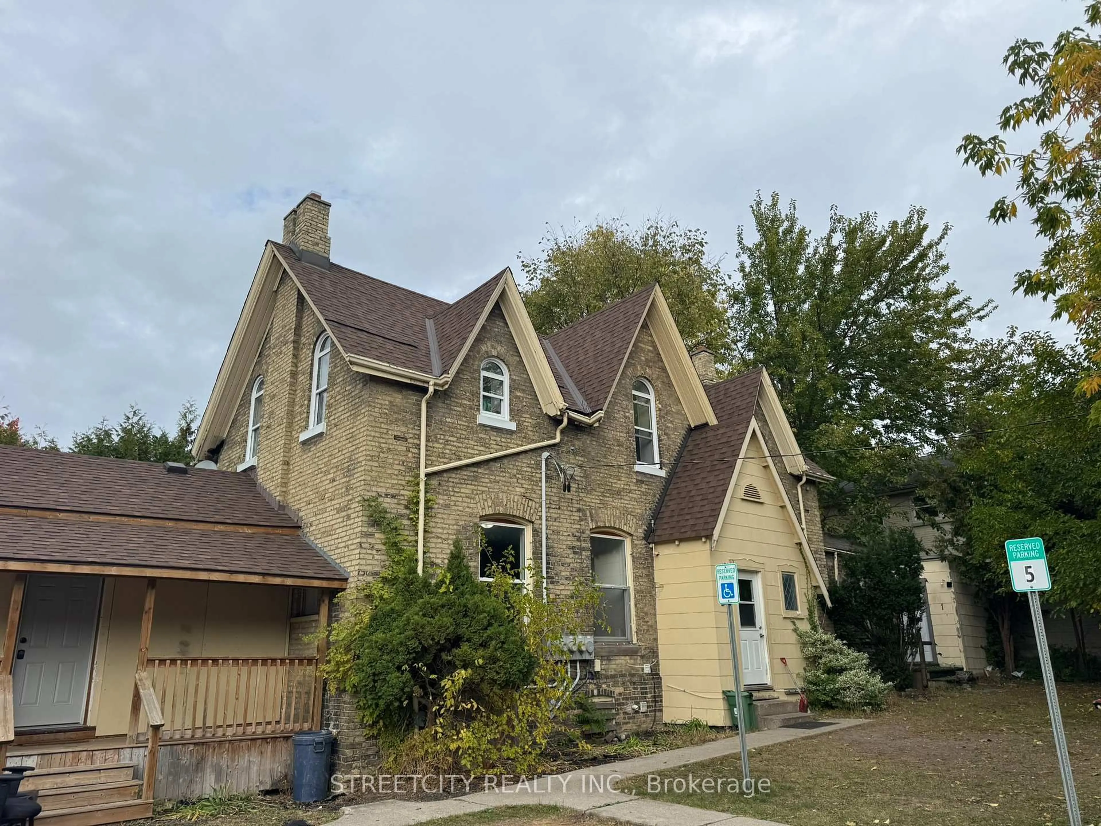 A pic from outside/outdoor area/front of a property/back of a property/a pic from drone, street for 360 Princess Ave, London East Ontario N6B 2A8