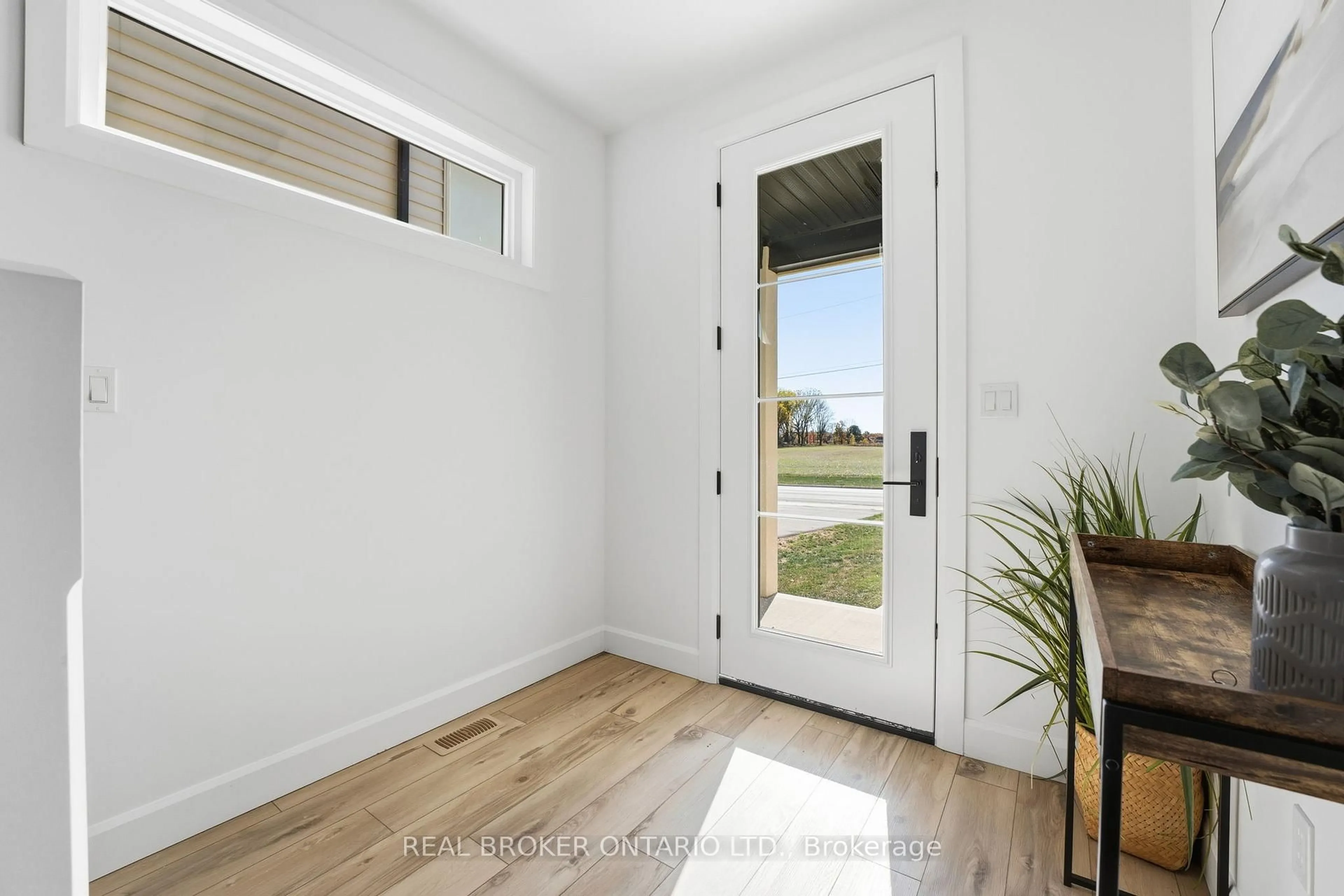 Indoor entryway for 160A Concession St, Tillsonburg Ontario N4G 4G8