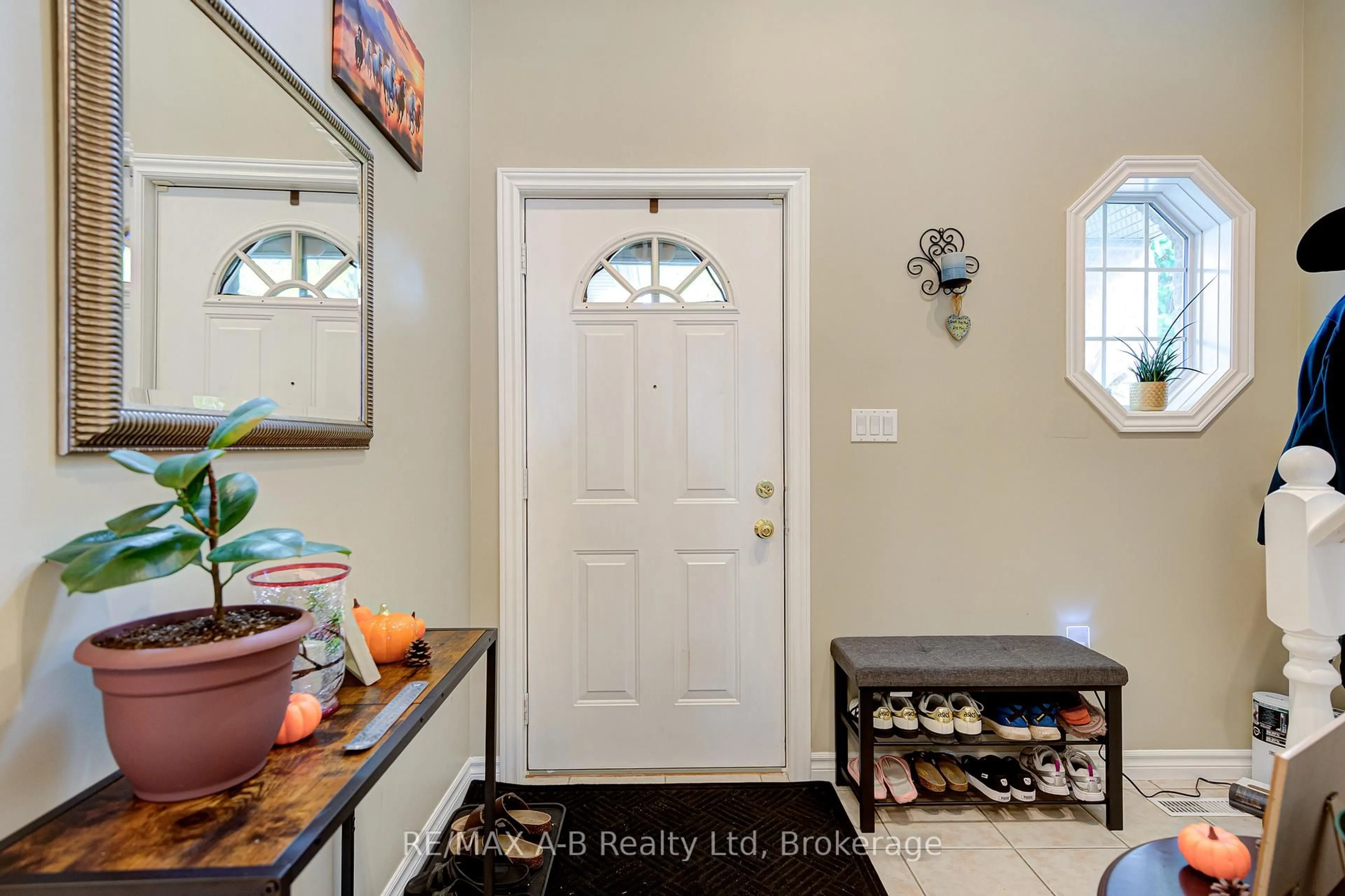 Indoor entryway for 105 Maxwell St, St. Marys Ontario N4X 0A2