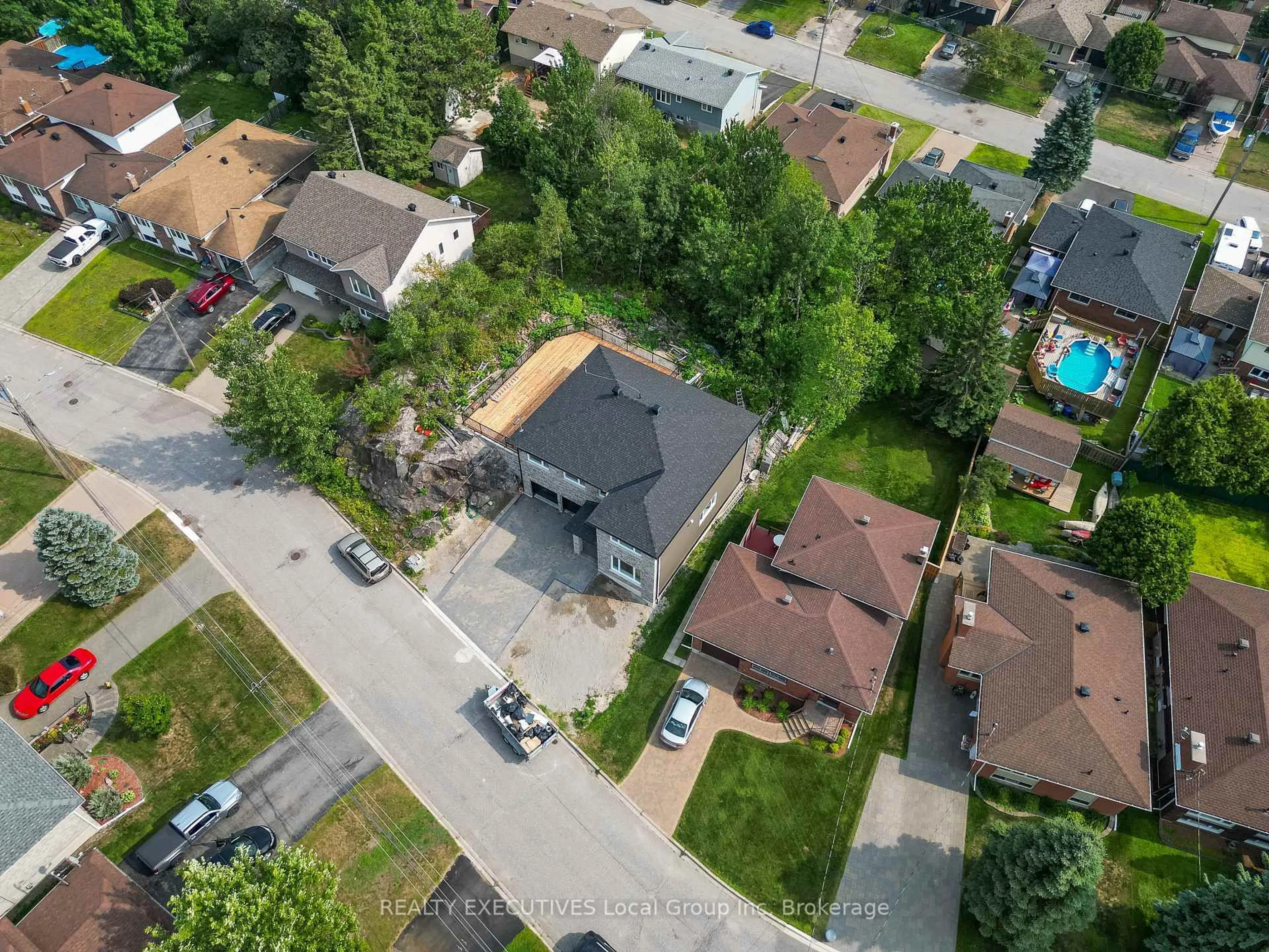 A pic from outside/outdoor area/front of a property/back of a property/a pic from drone, street for 29 Shallot Cres, North Bay Ontario P1A 3V7