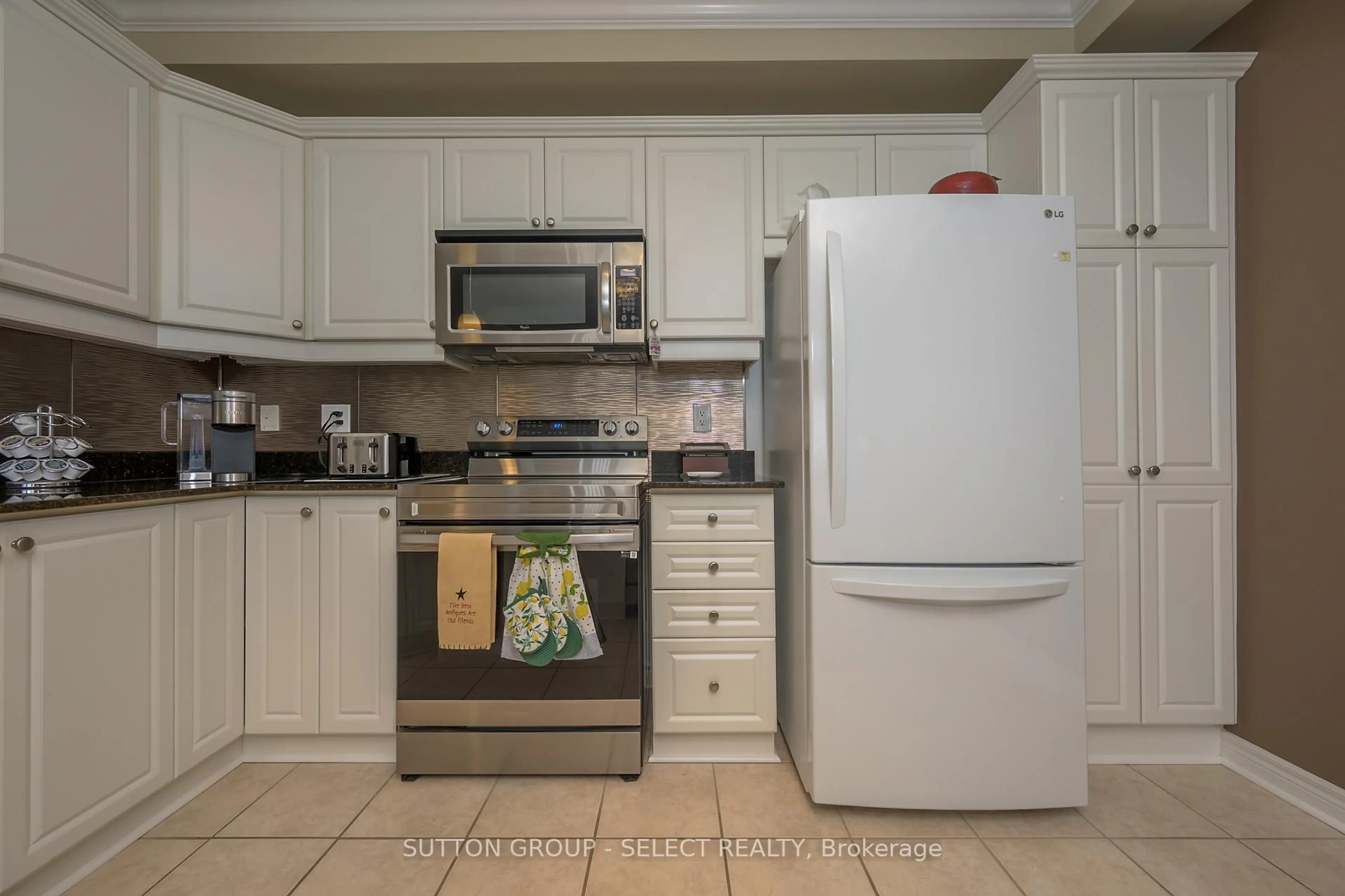 Standard kitchen, ceramic/tile floor for 1030 CORONATION Dr #606, London North Ontario N6G 0G5