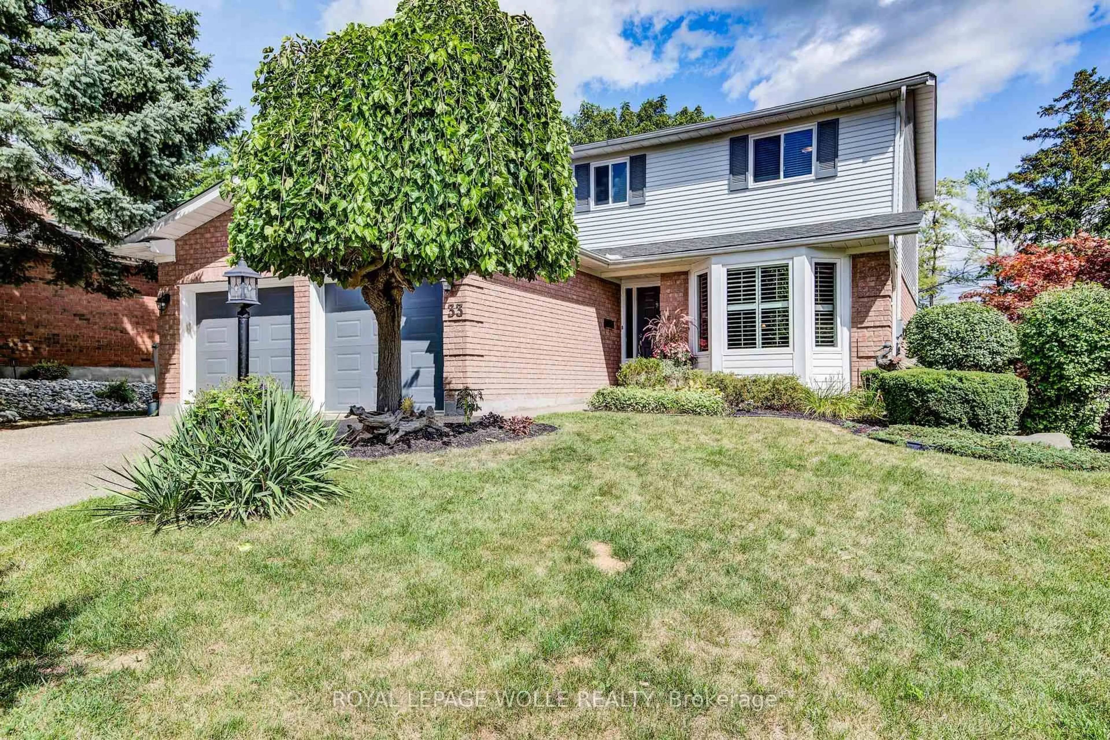 Home with brick exterior material, street for 33 Tinatawa Crt, Kitchener Ontario N2A 3G9