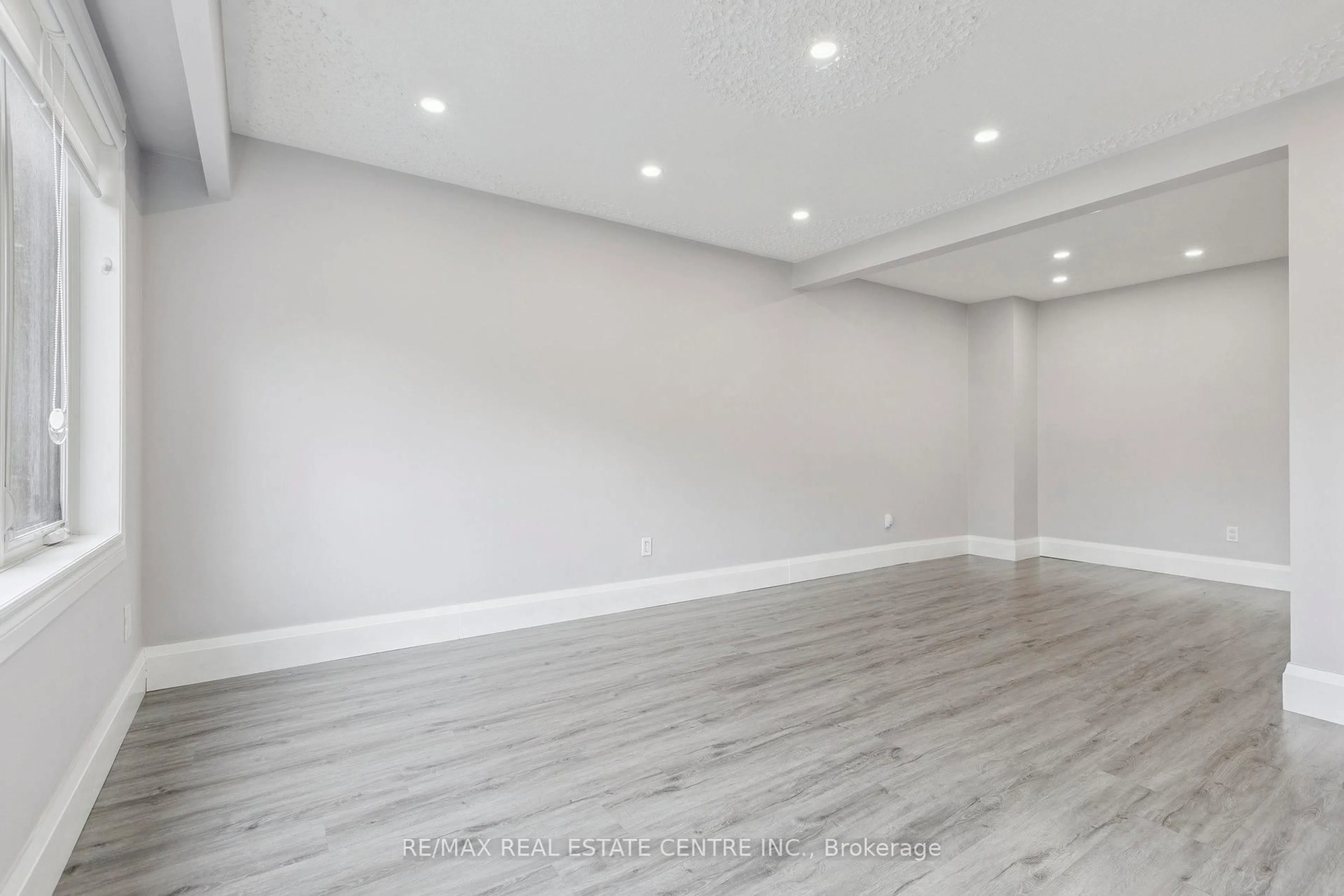 A pic of a room for 122 Mooregate Cres, Kitchener Ontario N2M 2G1